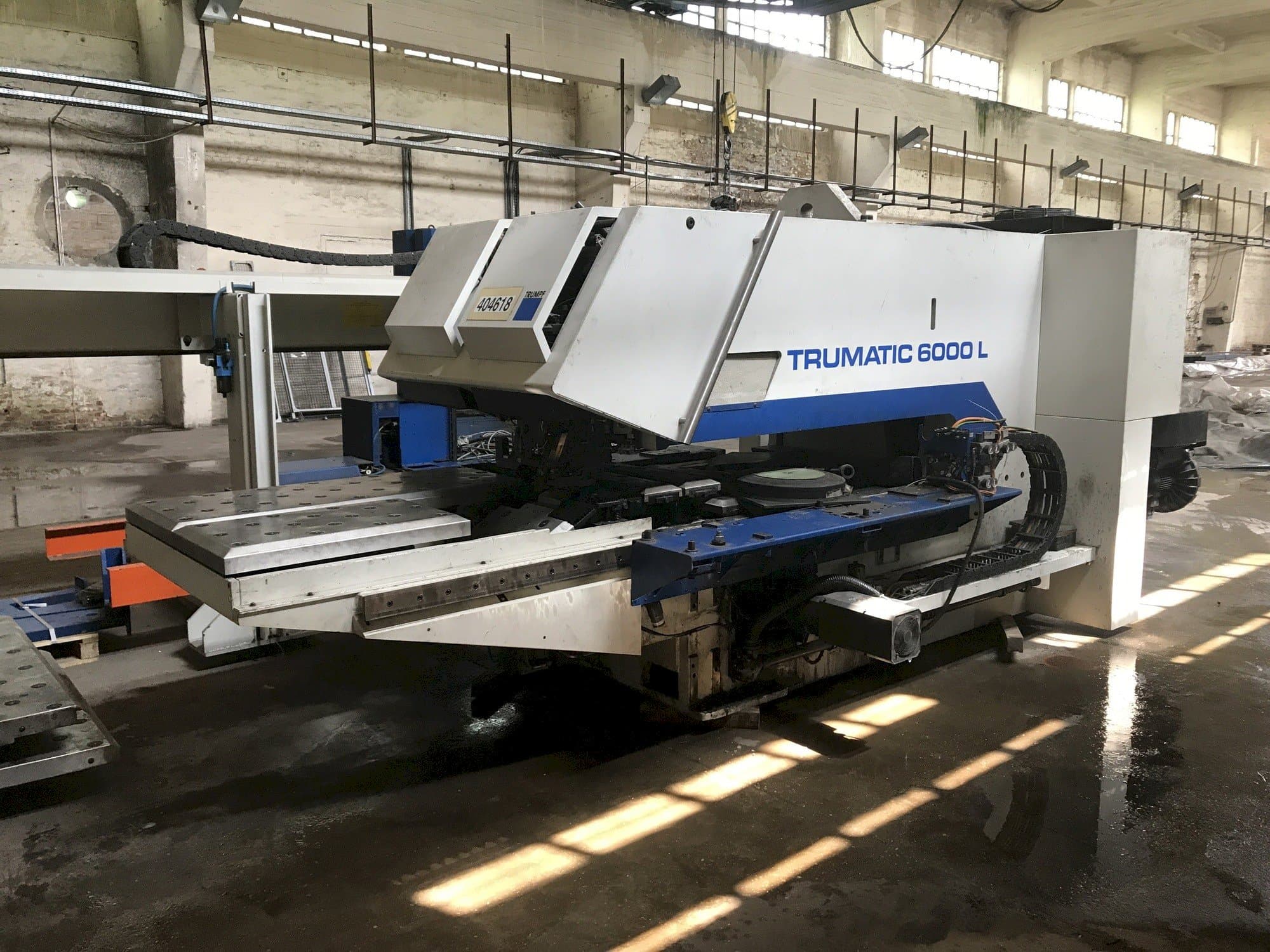 Front view of Trumpf TRUMATIC 6000 L (2002)  machine