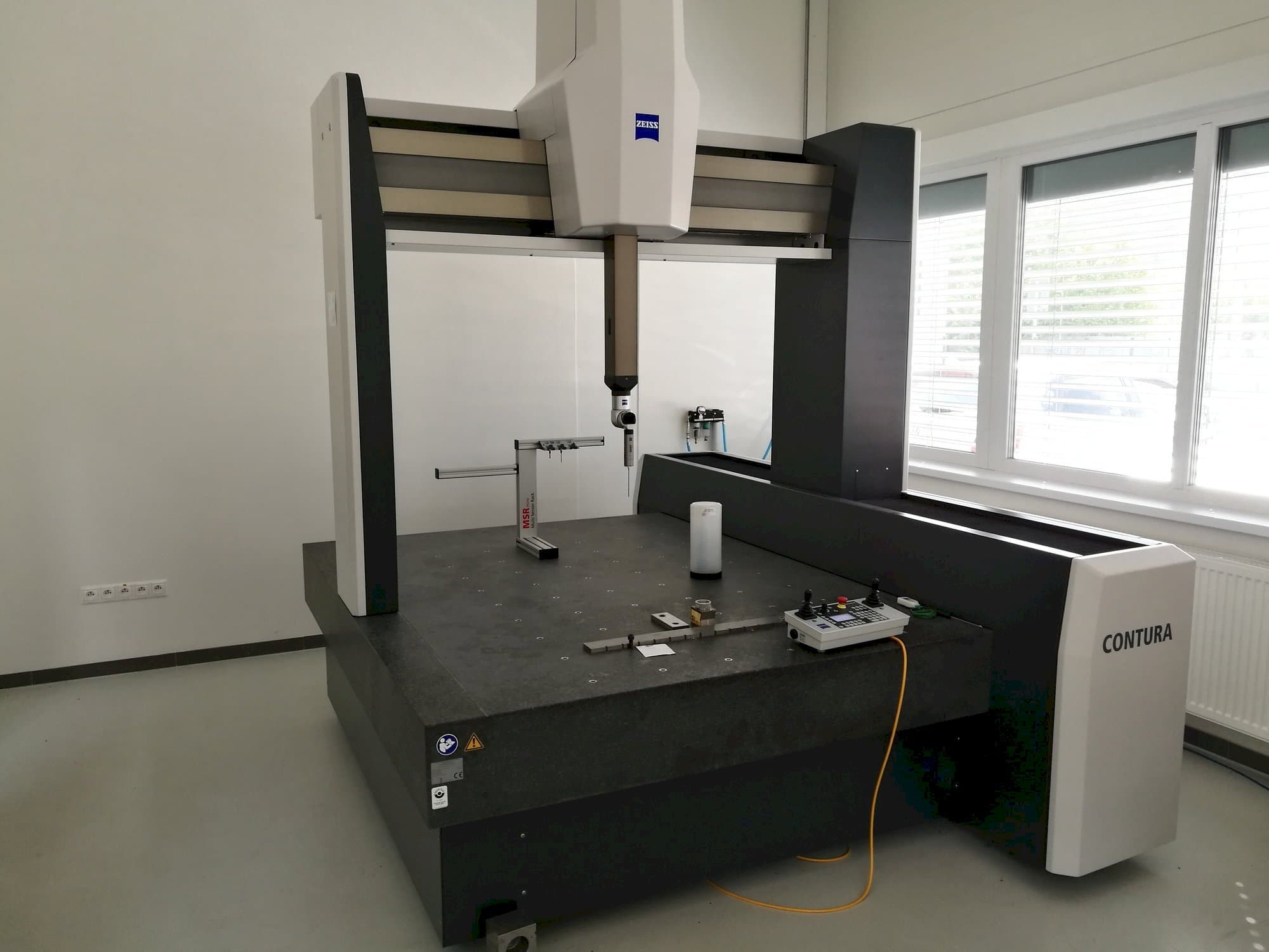 Front view of ZEISS CONTURA 12/18/10 RDS machine