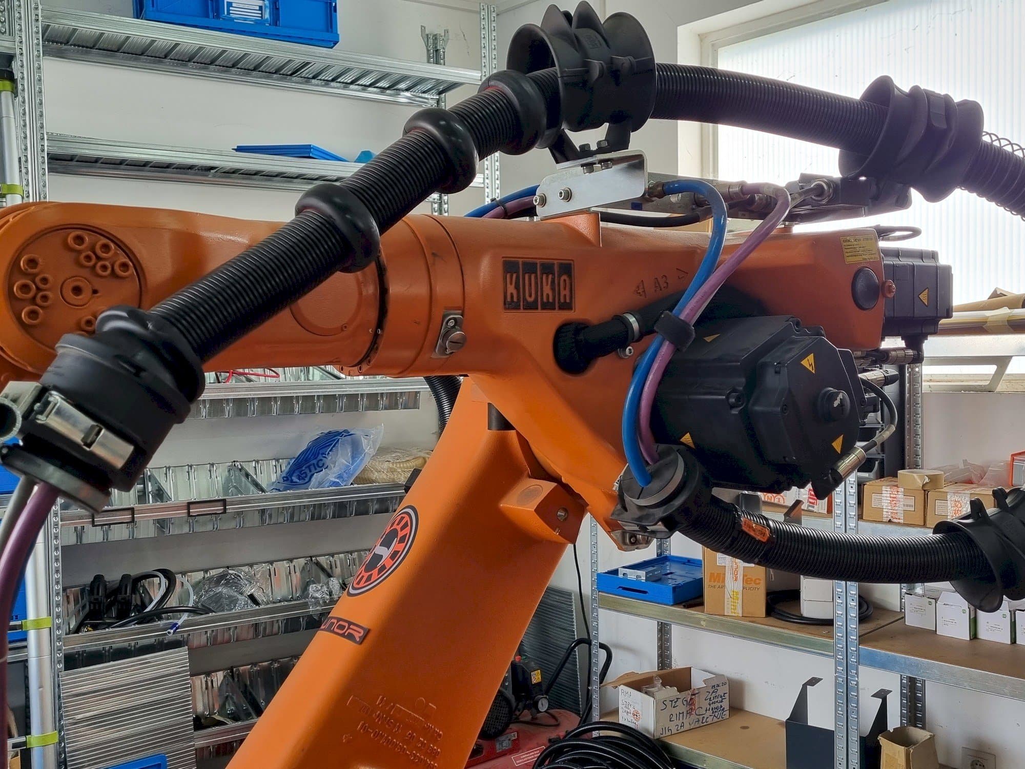 Front view of KUKA KR60 HA - KRC2ed05  machine
