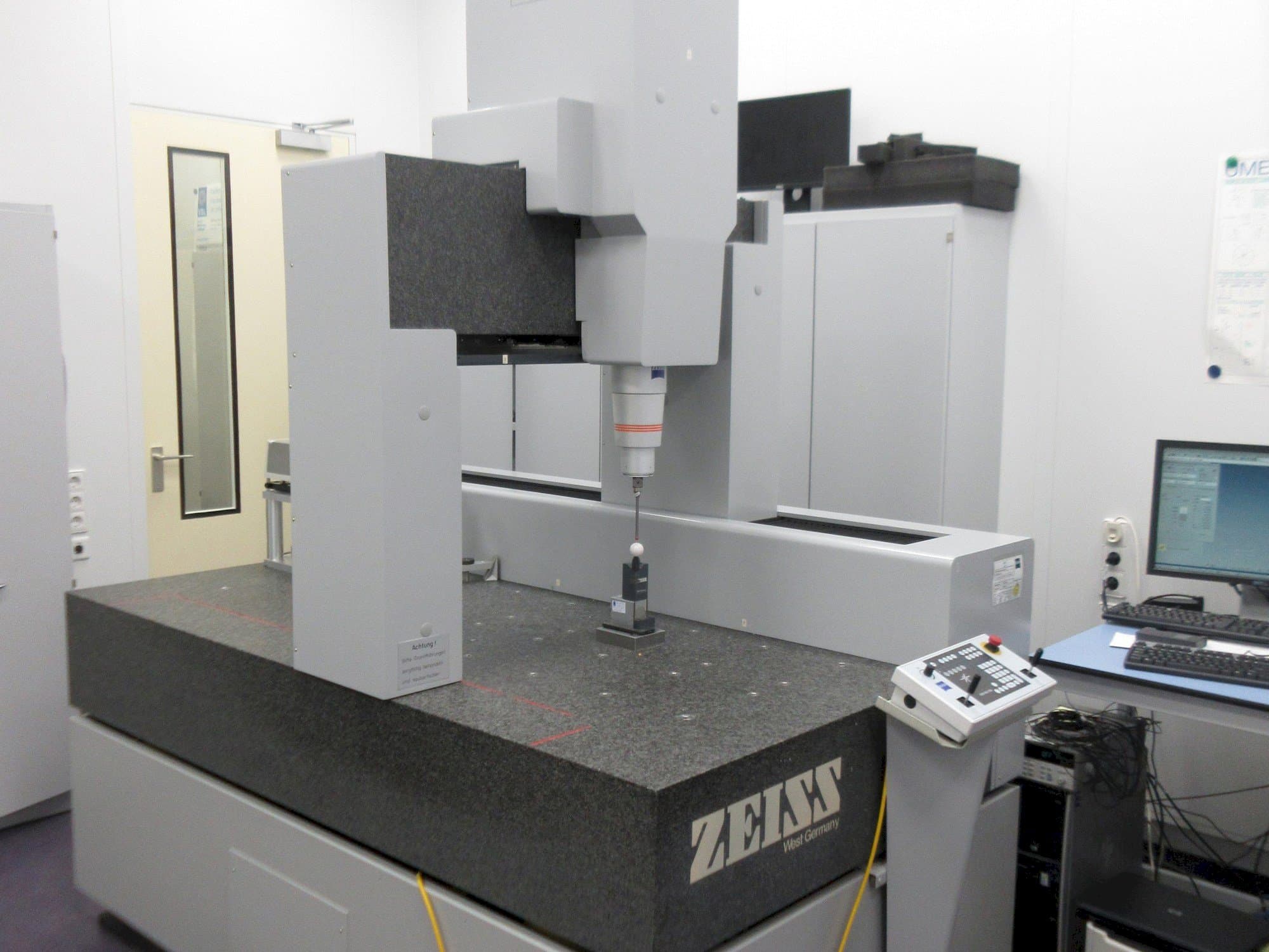 Front view of ZEISS UC 850  machine