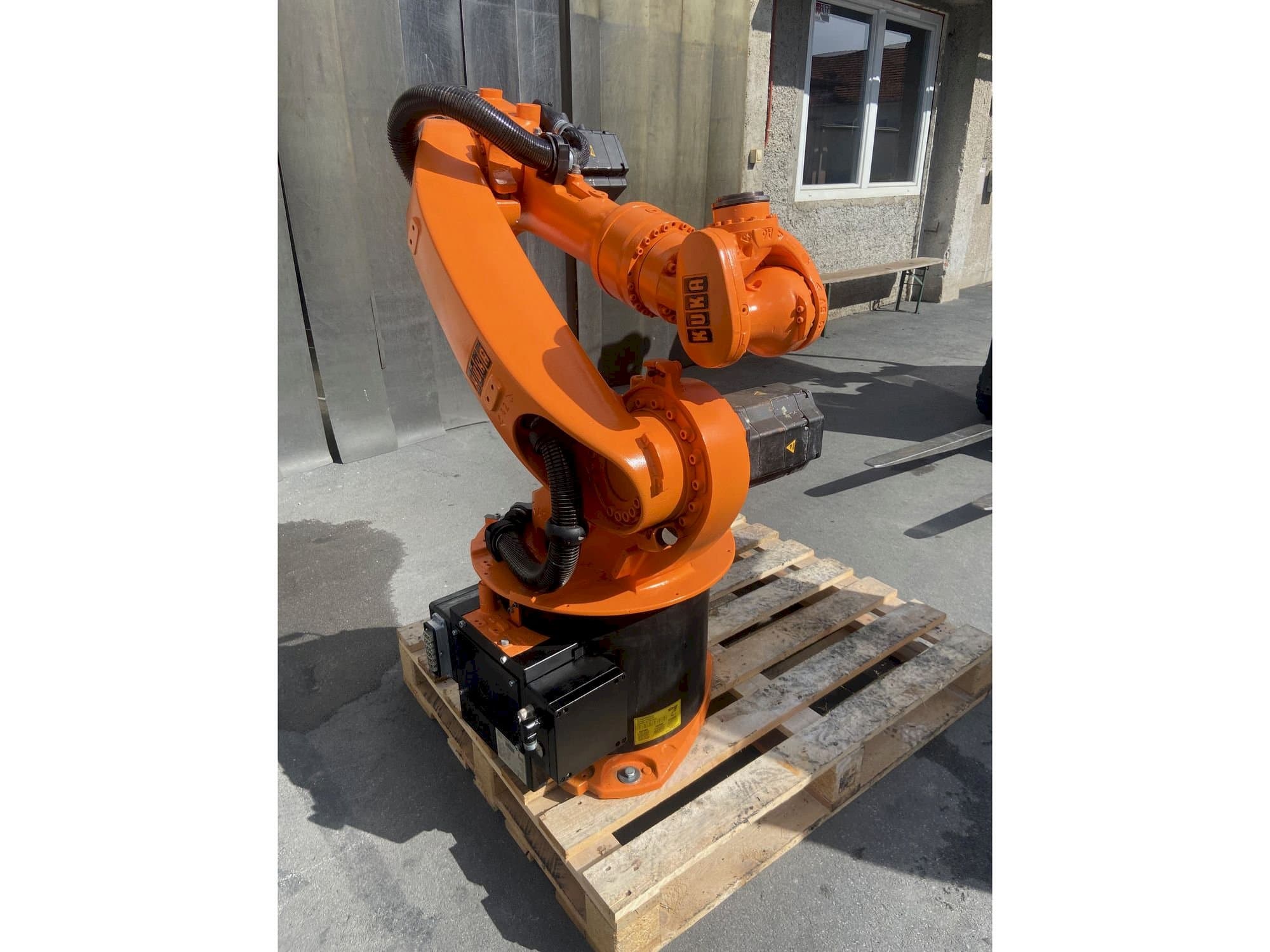 Front view of KUKA Kr16  machine
