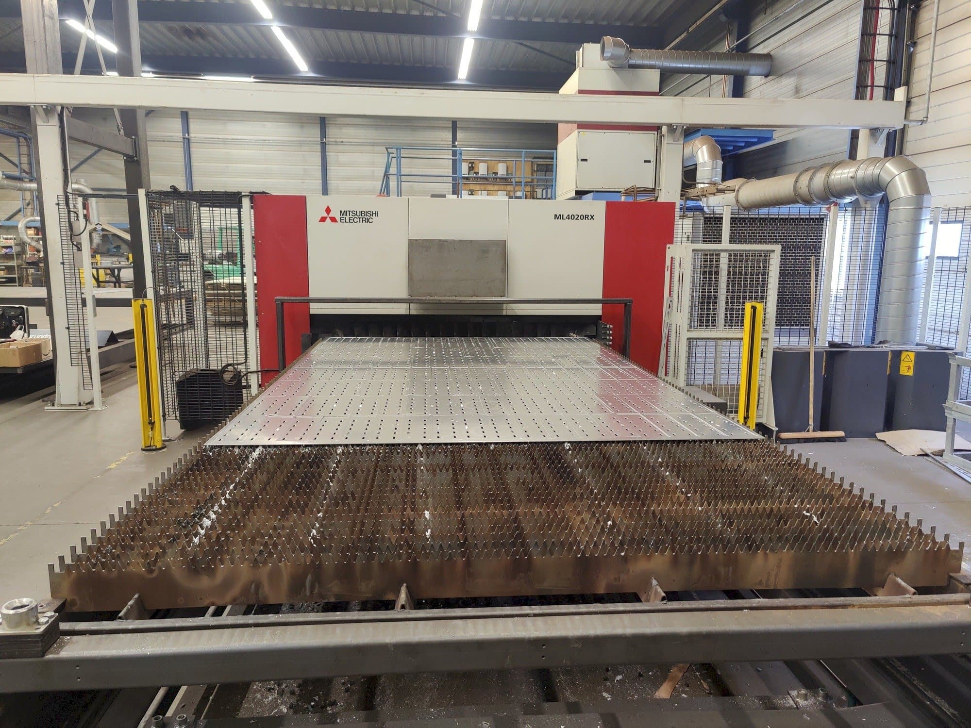 Front view of Mitsubishi ML4020RX-F60 6,0kW CO2 machine