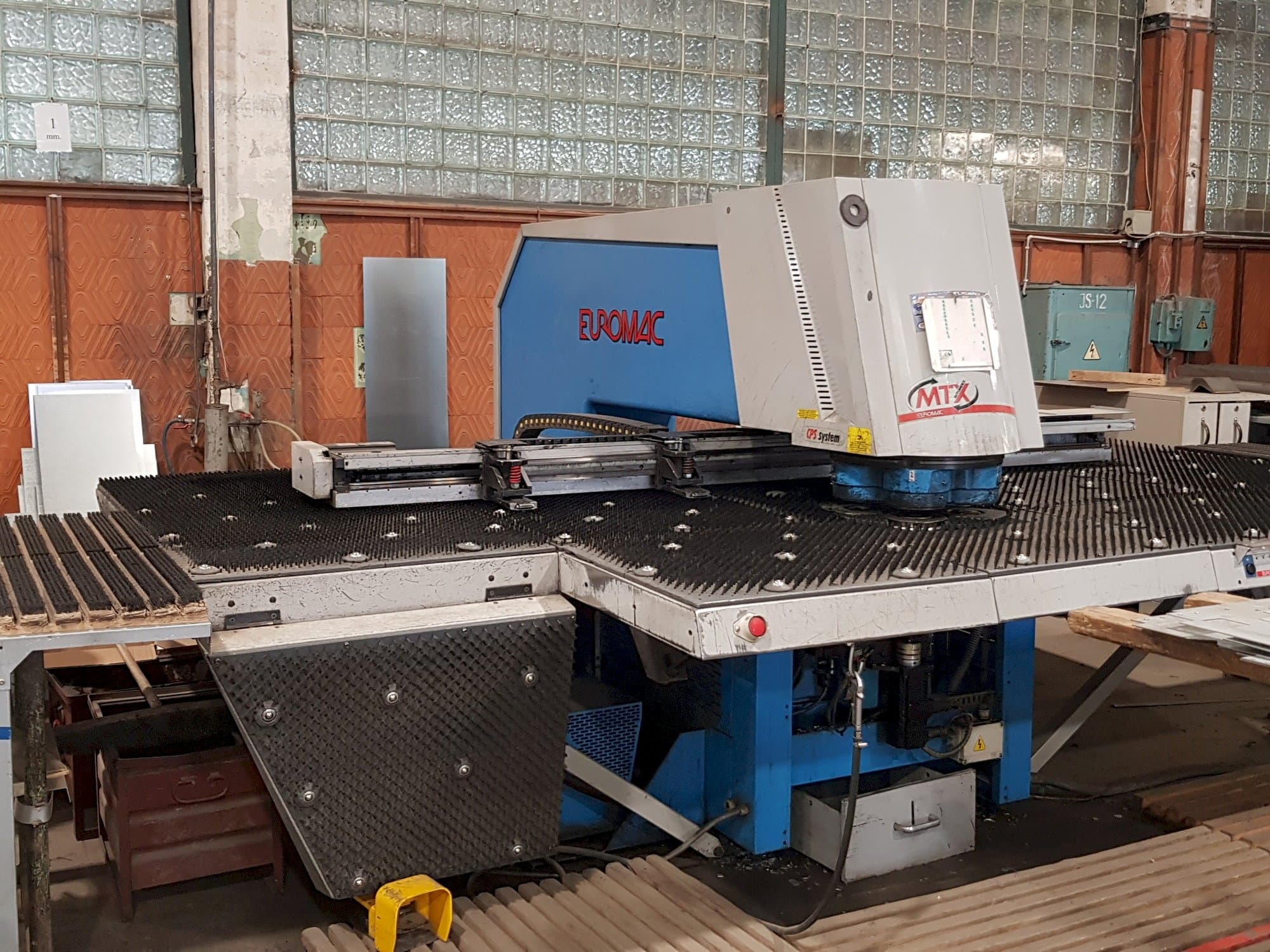Front view of Euromac MTX 1250/30-2000 machine