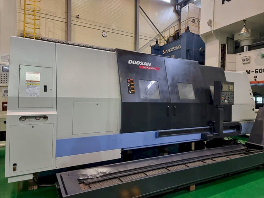 Front view of Doosan Puma 600L machine