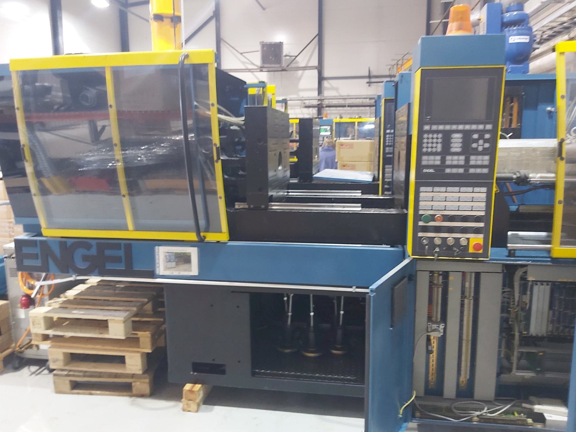 Front view of ENGEL ES 330/80 HL machine