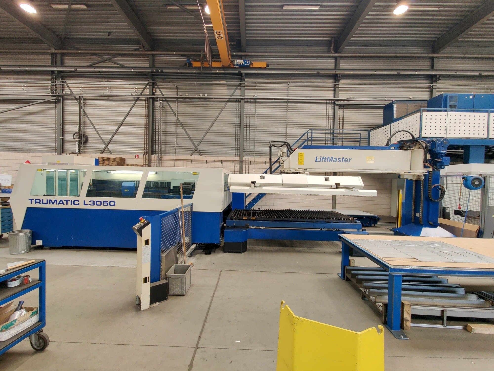 Front view of Trumpf Trumatic L3050 + Liftmaster machine