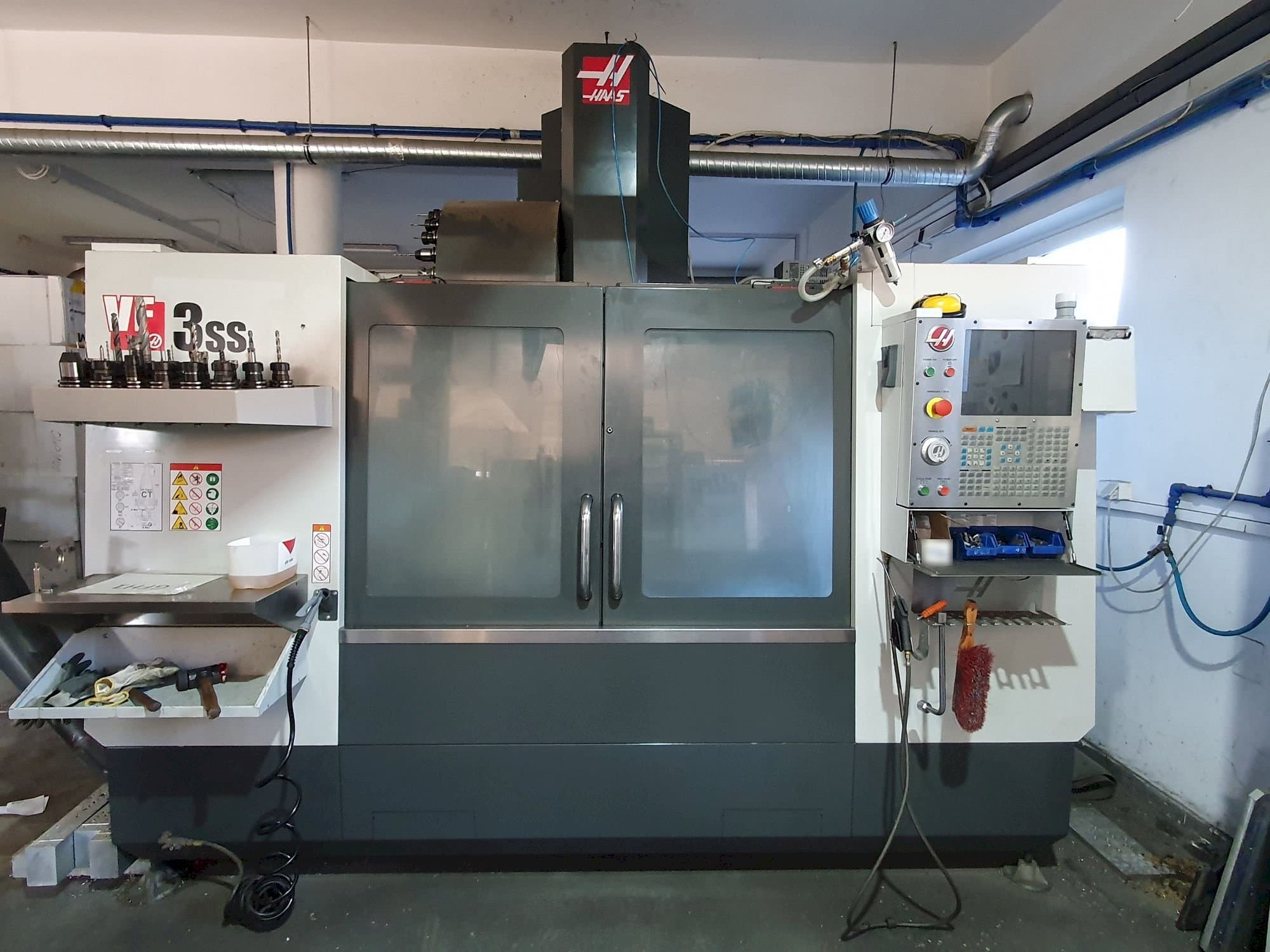 Front view of HAAS VF-3SS machine