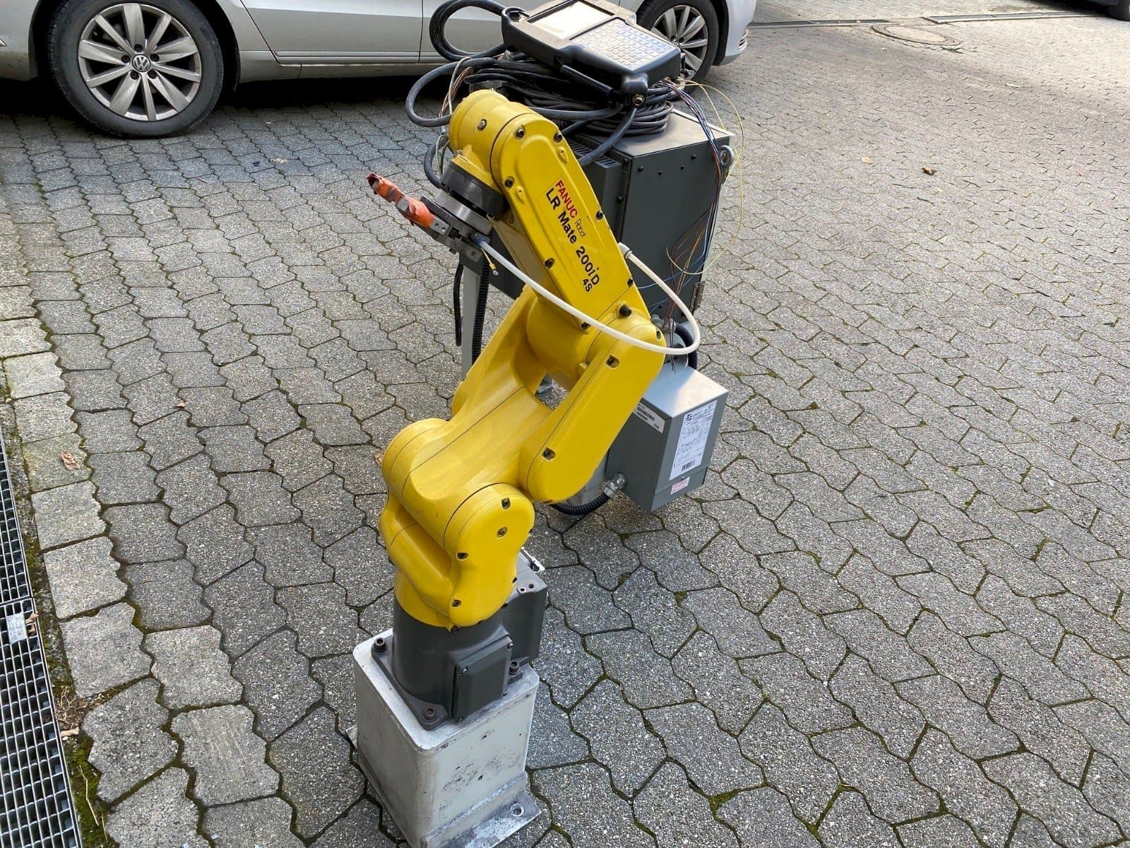 Front view of FANUC LR Mate 200iD/4S  machine