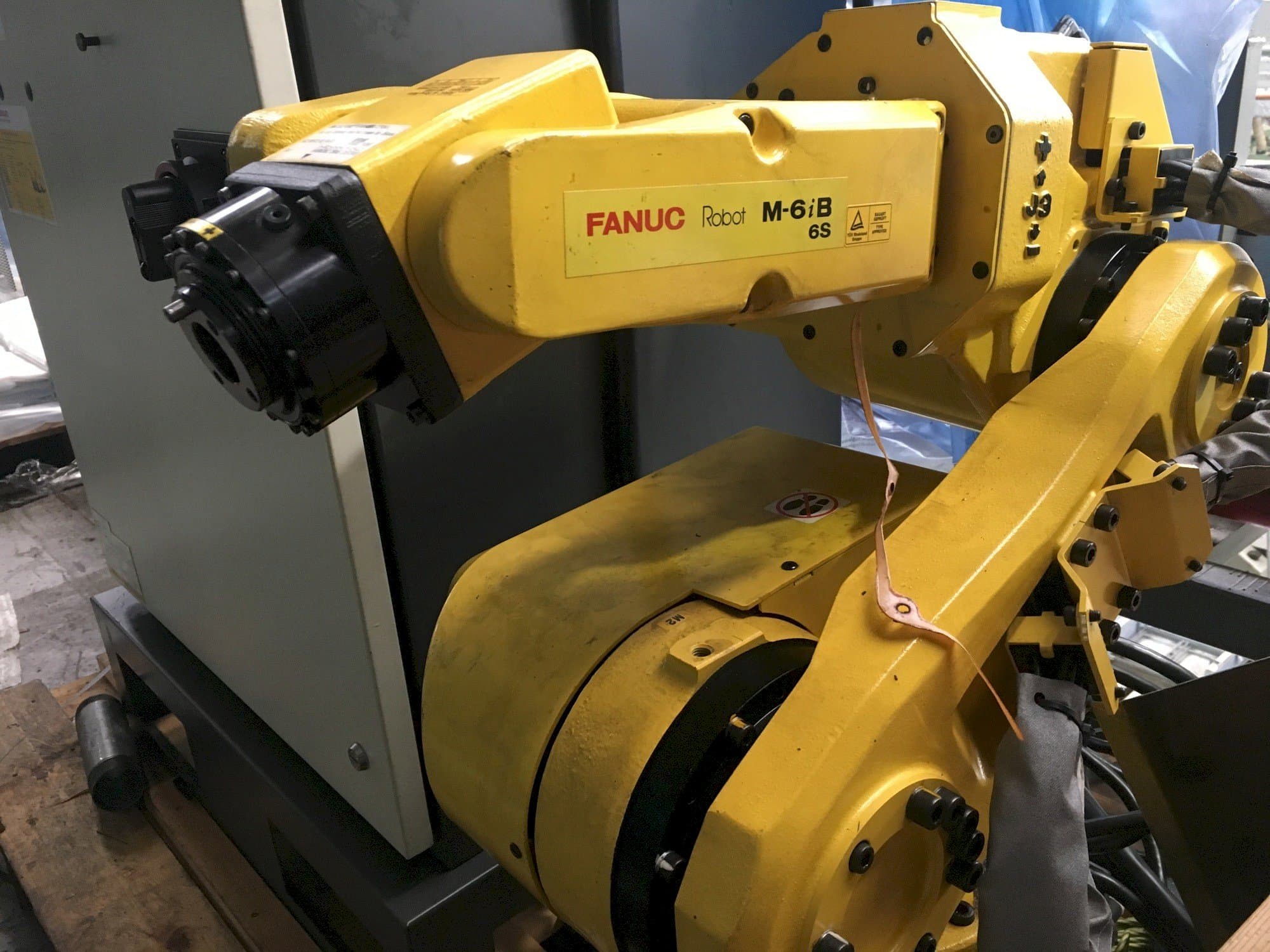 Front view of FANUC M-6iB 6S  machine