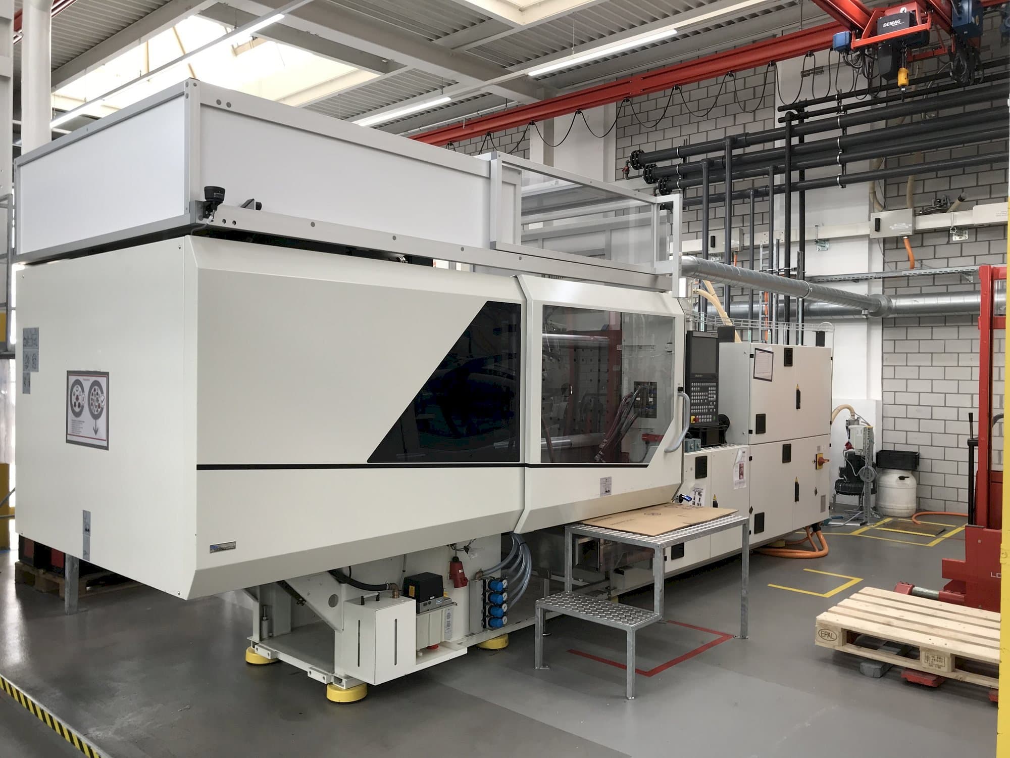 Front view of Sumitomo Demag EL-EXIS SP 200/560-675  machine