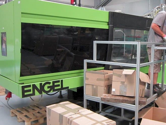Front view of ENGEL ES 2050/300 HL-V machine