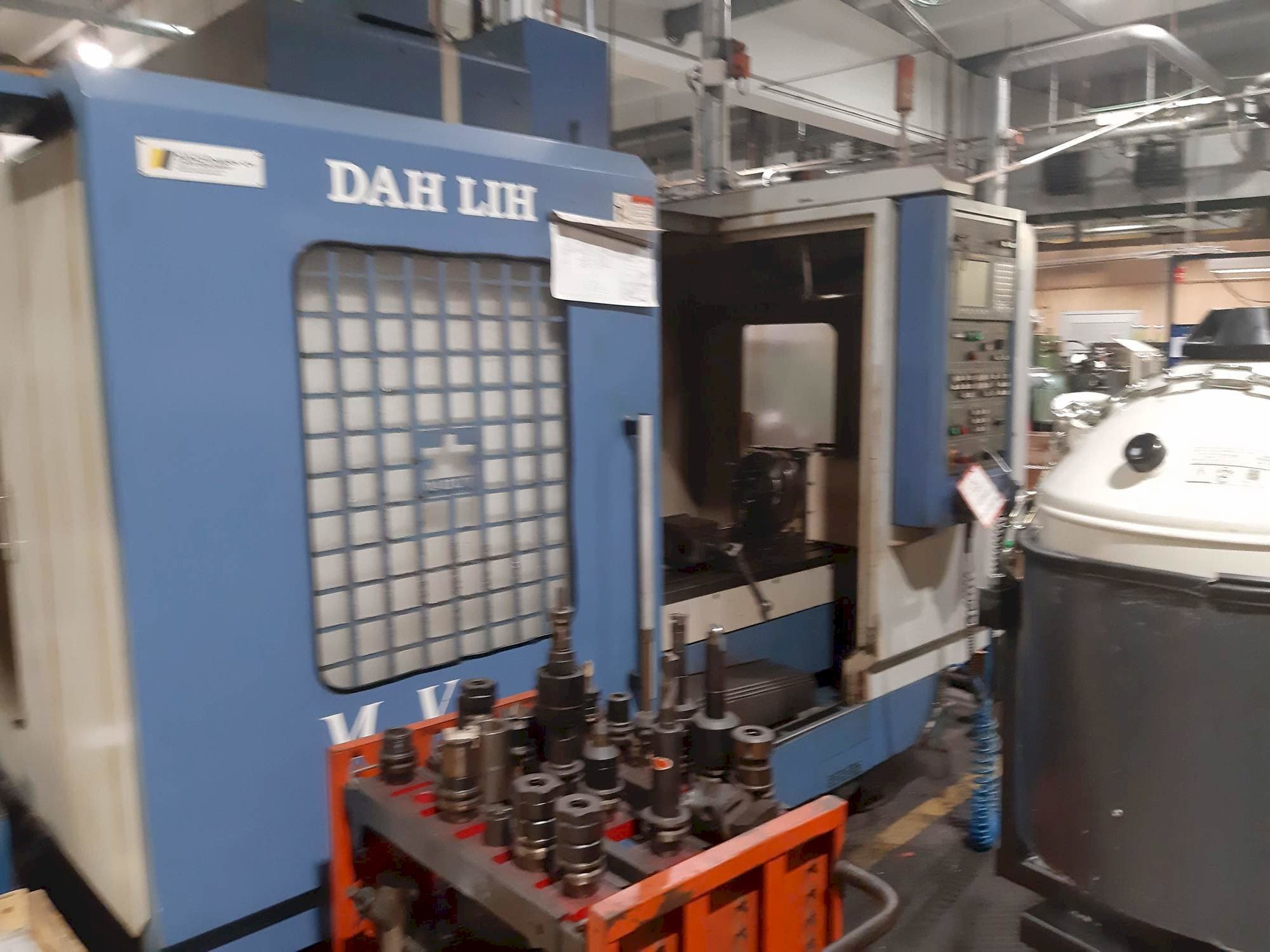 Front view of DAH LIH MCV1020BA machine
