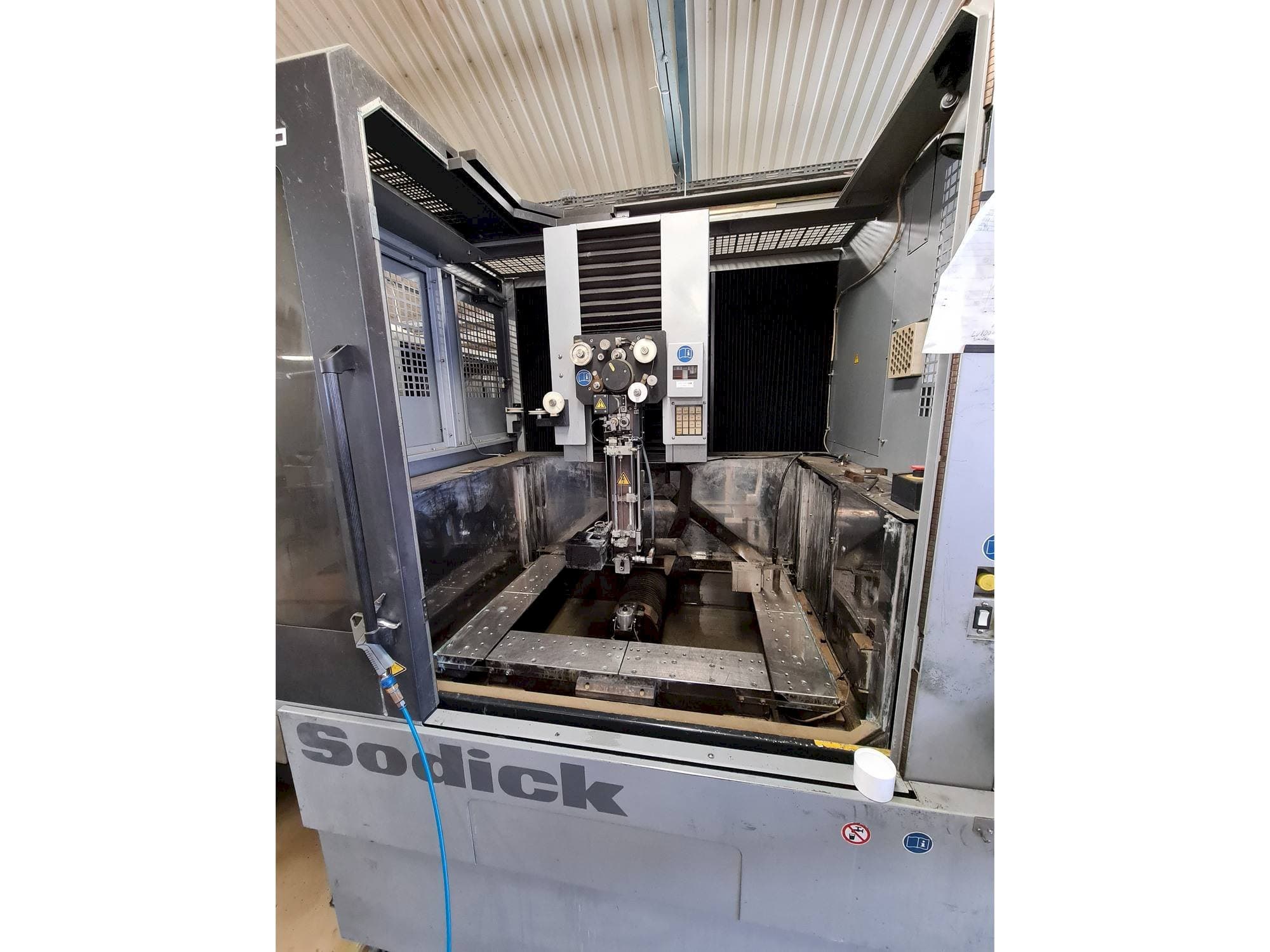 Front view of Sodick AQ750L machine