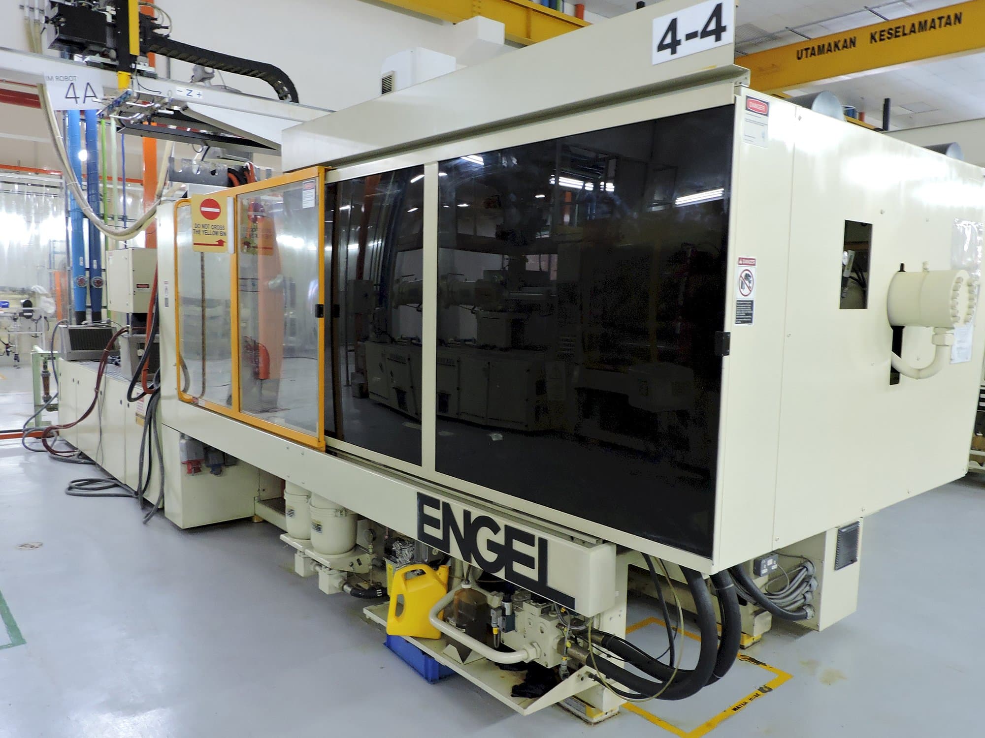 Right view of ENGEL ES 1300/450 Machine