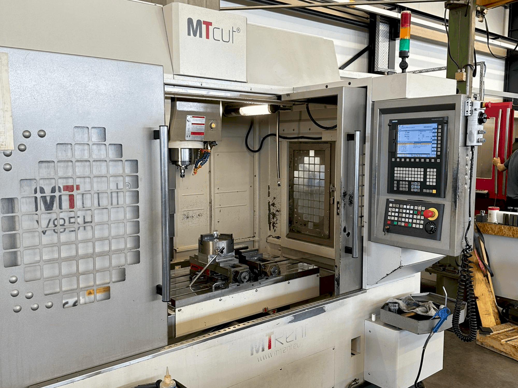 Front view of MTcut V 85 H machine
