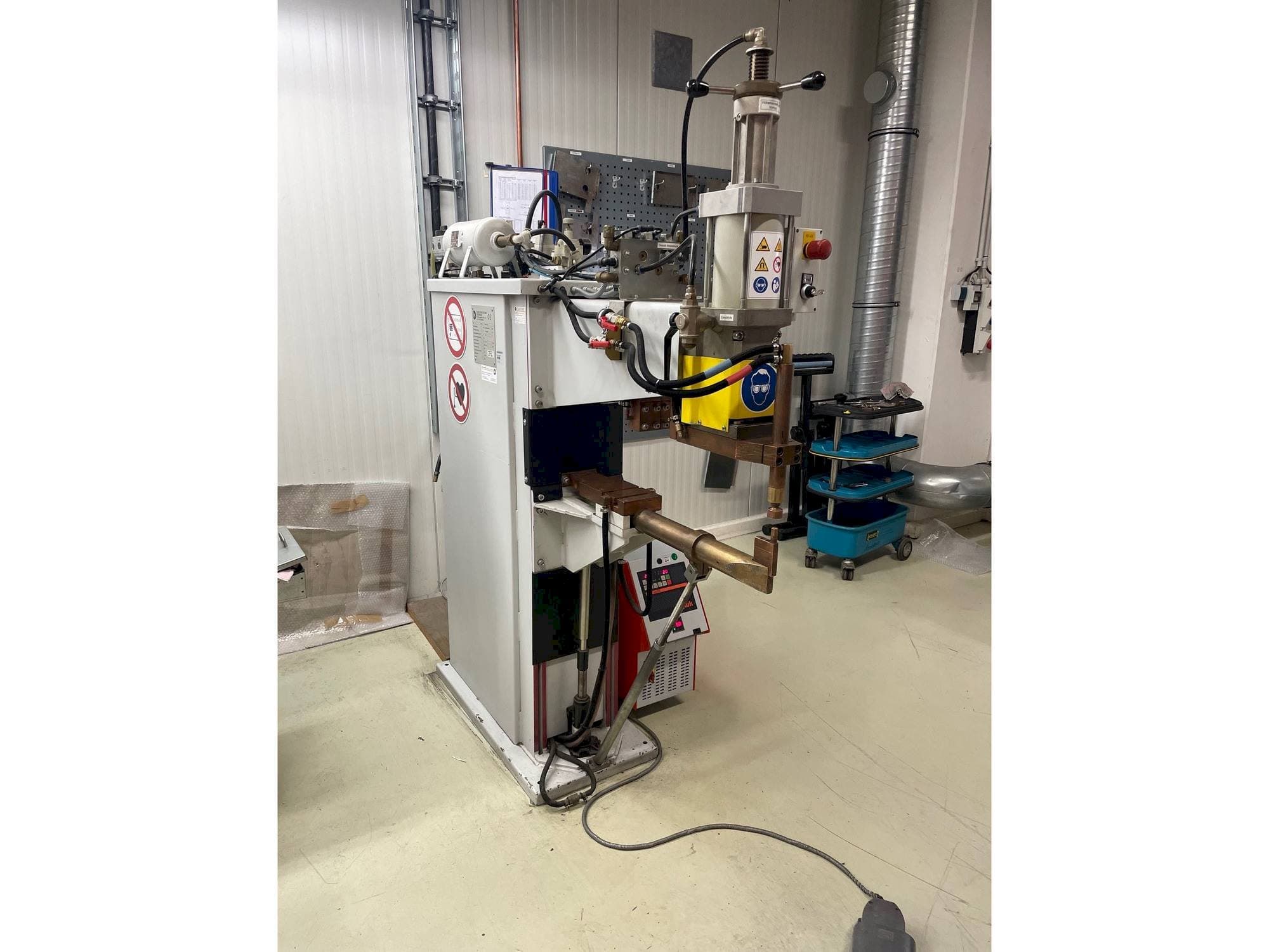 Front view of ESD 8212 S machine