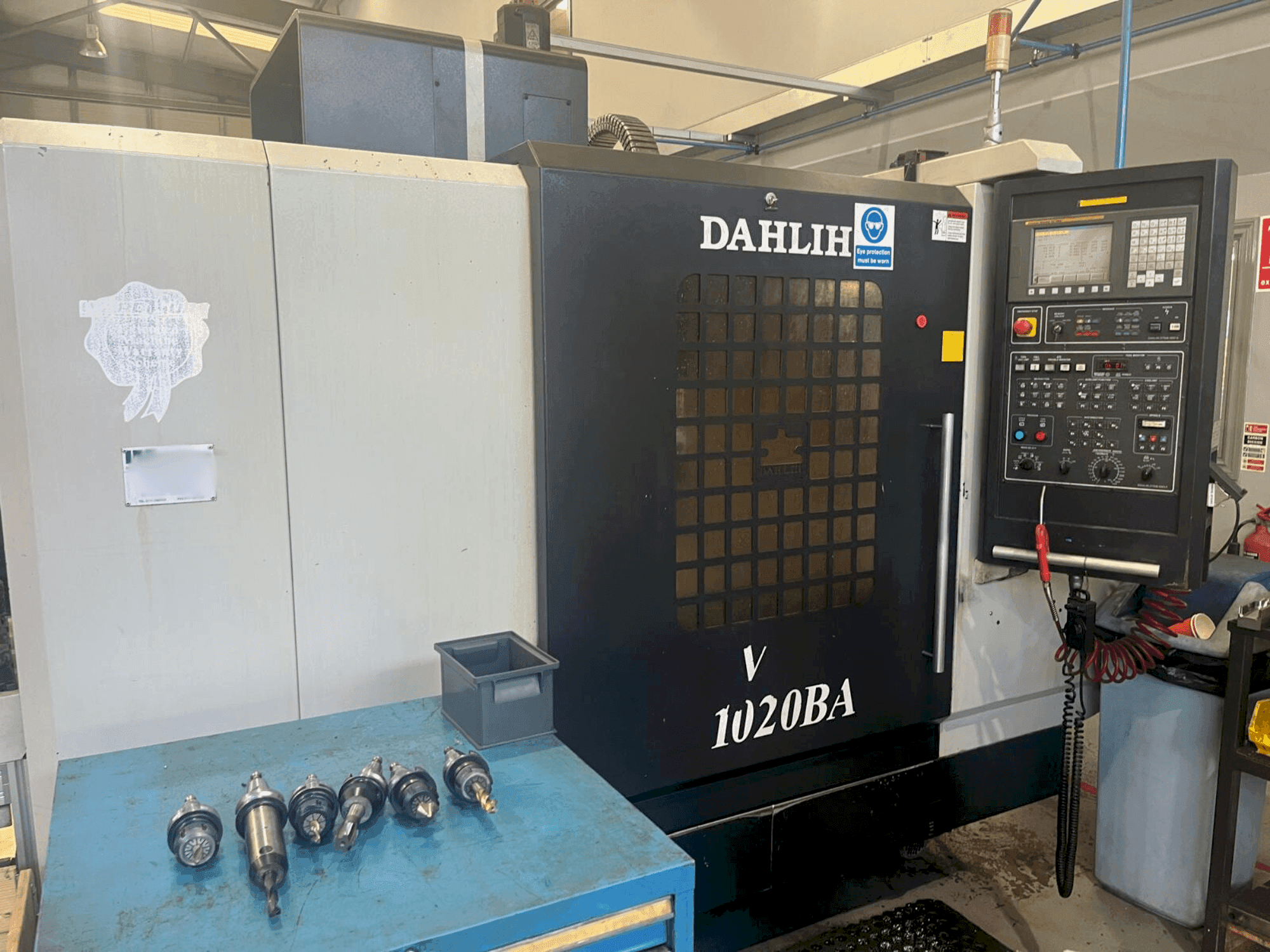Front view of DAH LIH DL-MCV1020BA machine