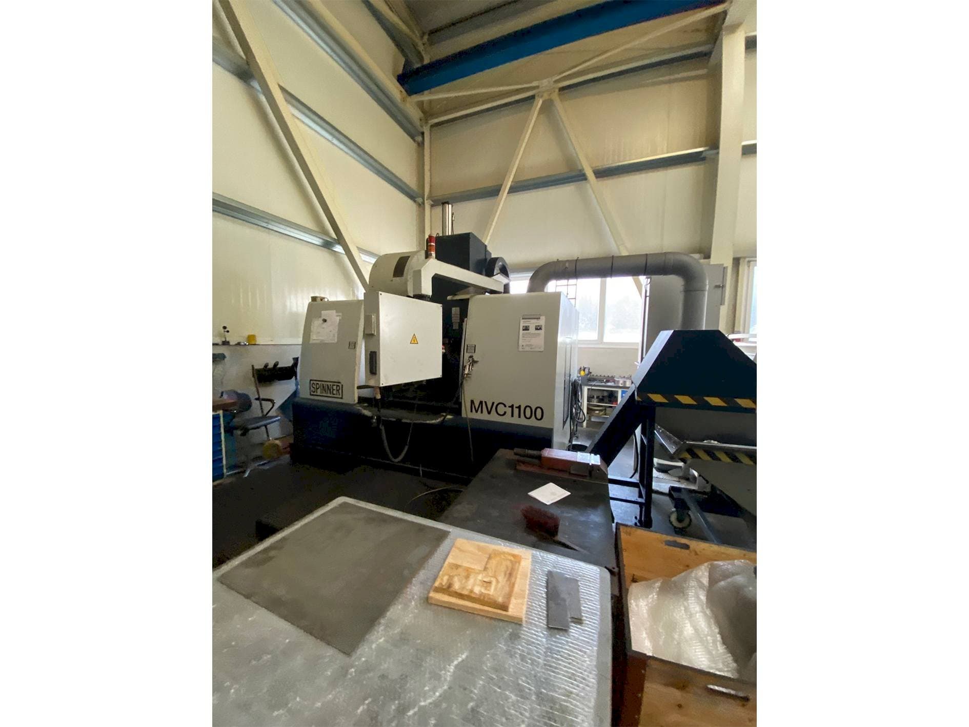 Front view of SPINNER MVC 1100 B machine