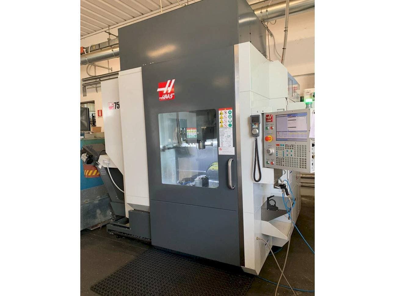 Front view of HAAS UMC 750SS machine