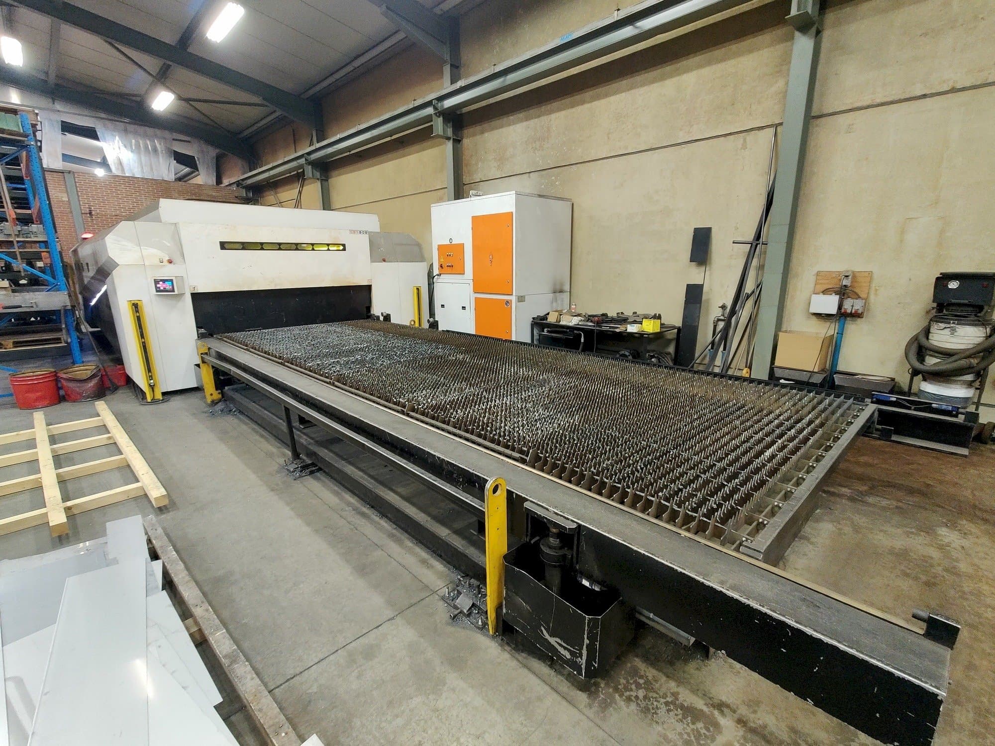 Front view of ERMAKSAN Fibermak Momentum Gen2 machine