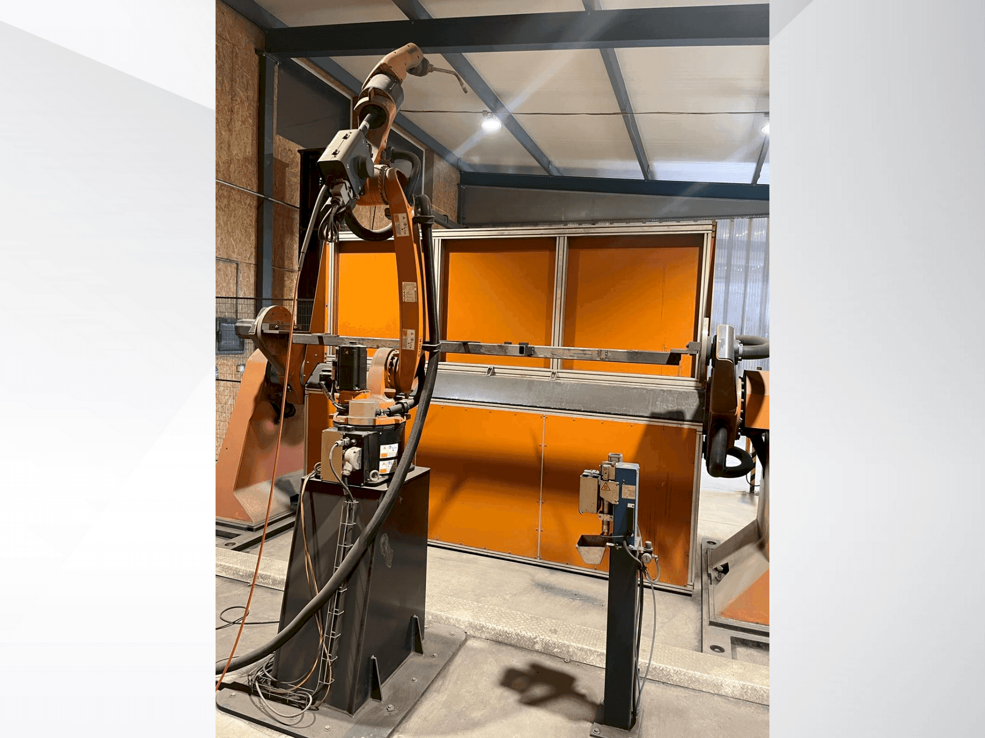 Front view of KUKA KR8 R2100-2 arc HW  machine