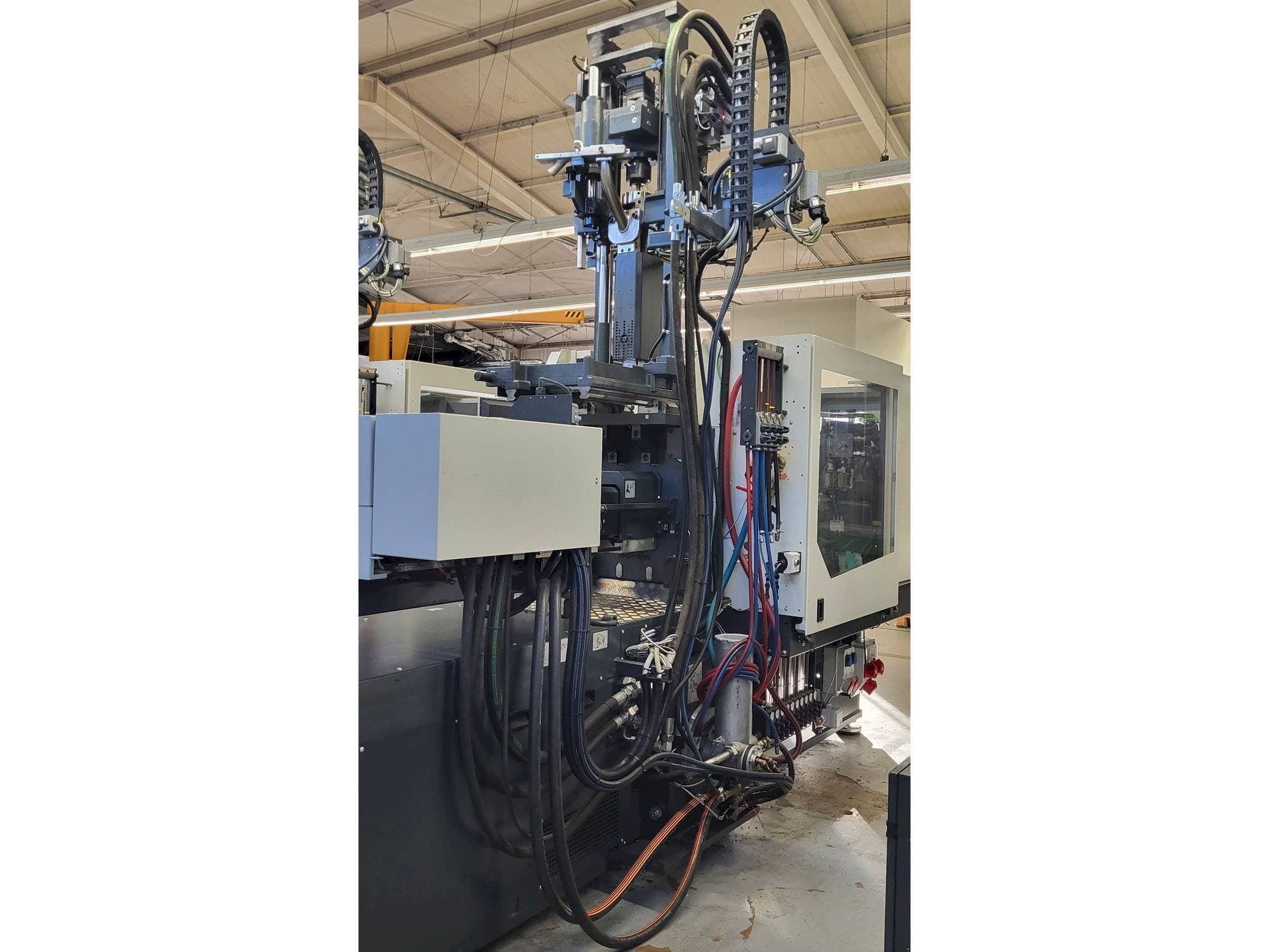 Left side view of Sumitomo SHI DEMAG Systec Multi 120/470-200h/80V machine