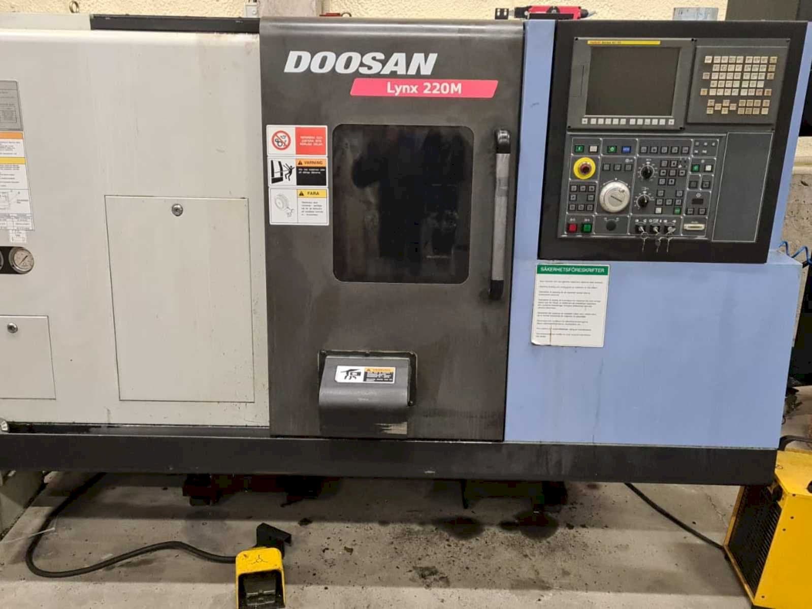 Front view of Doosan Lynx 220MA + bar feeder LNS Express machine