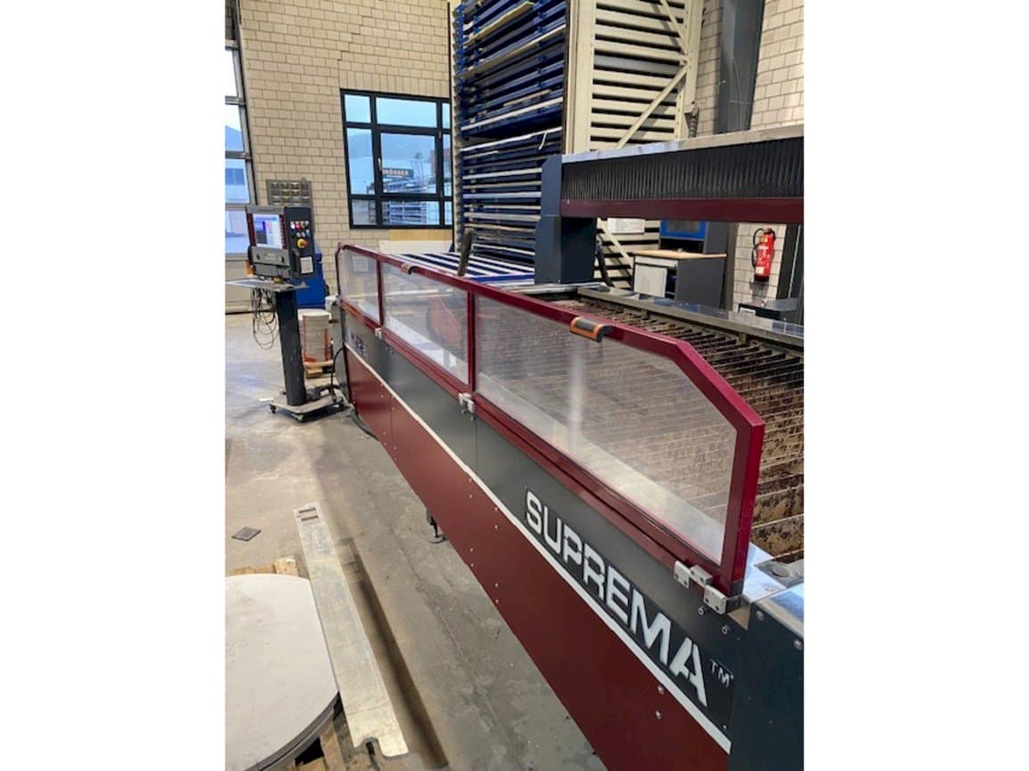 Front view of Waterjet Italy Suprem machine