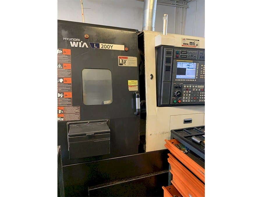 Front view of Hyundai Wia L200Y machine