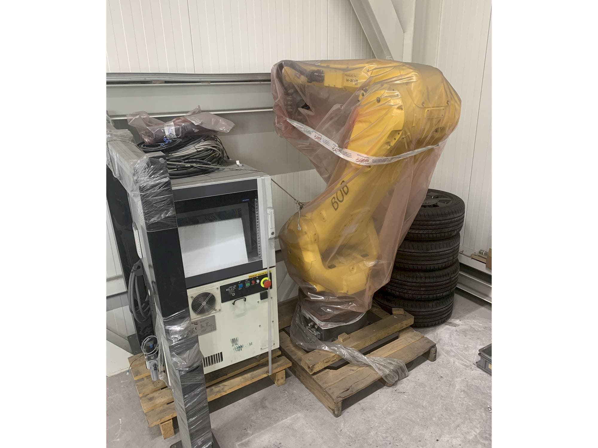 Front view of FANUC M-20iB machine