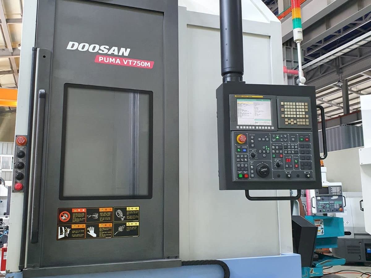 Front view of Doosan Puma VT750M machine