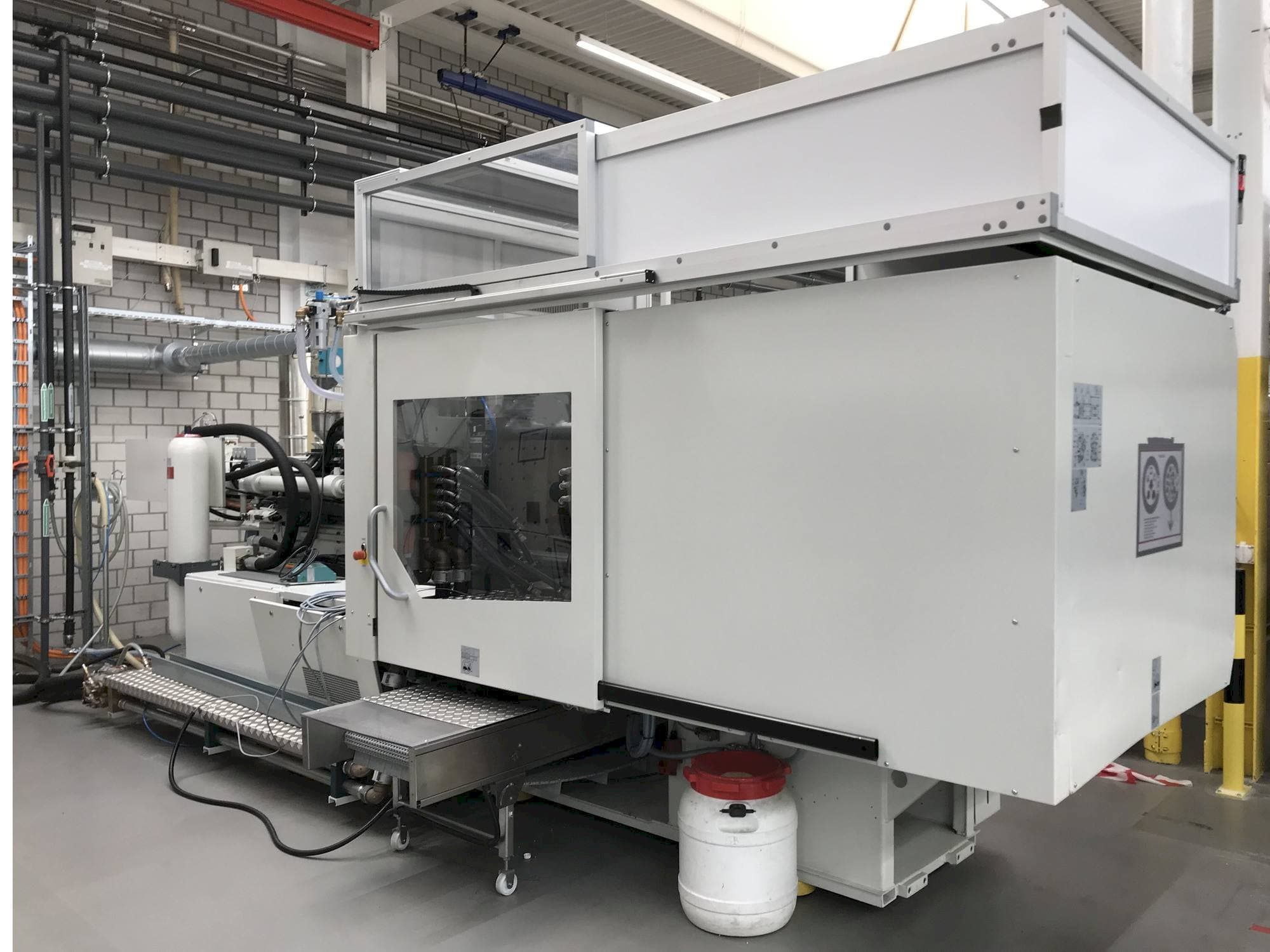 Front view of Sumitomo Demag EL-EXIS SP 200/560-675 machine