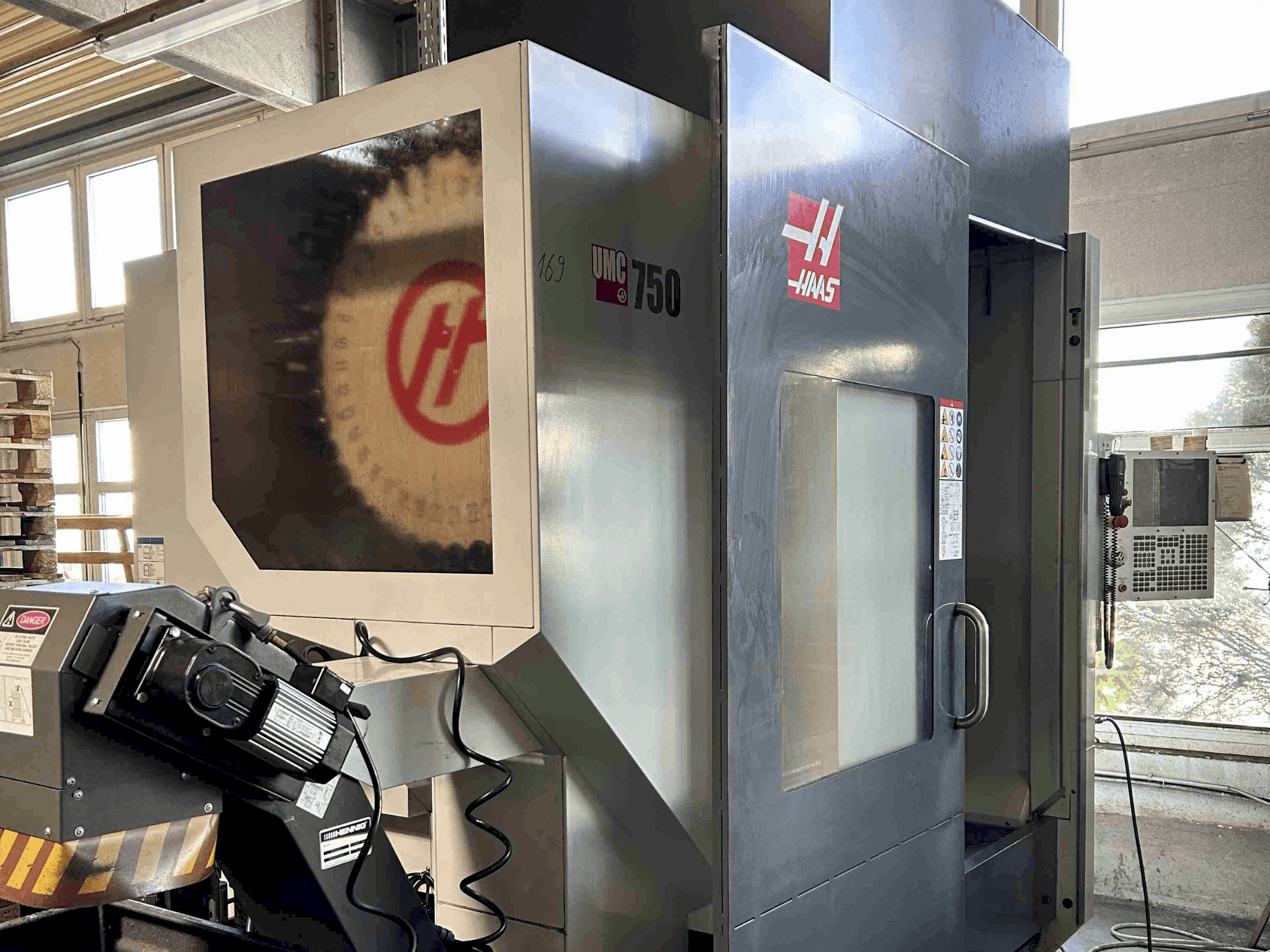 Front view of HAAS UMC-750 machine