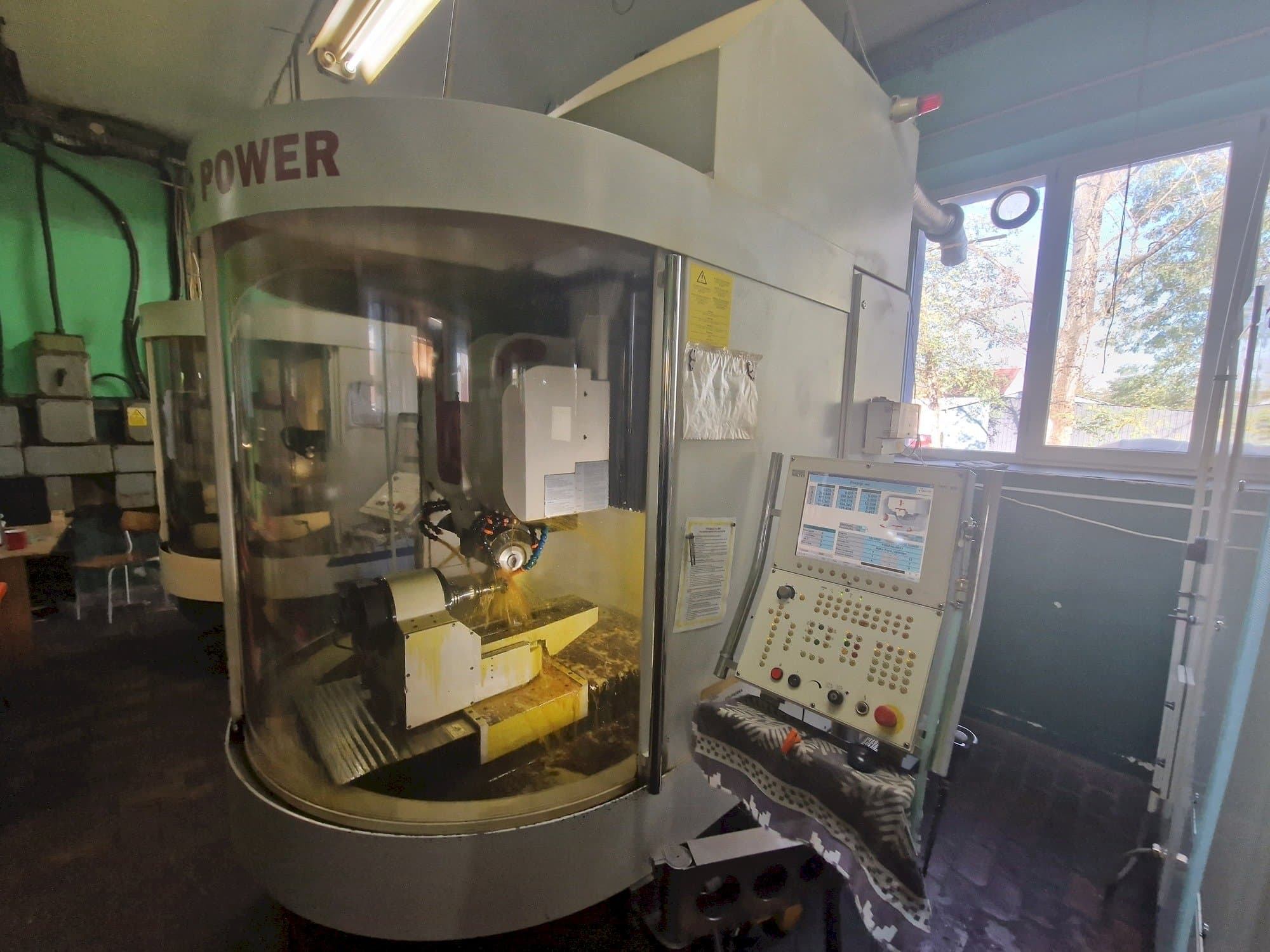 Front view of WALTER Helitronic Power machine