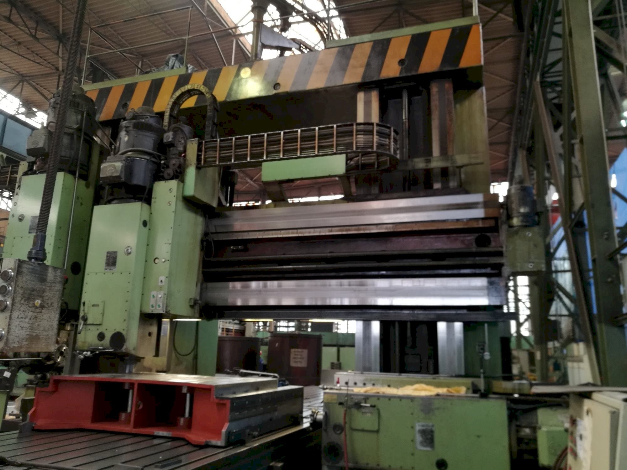 Front view of TOS FRV-D 20 x 40 machine