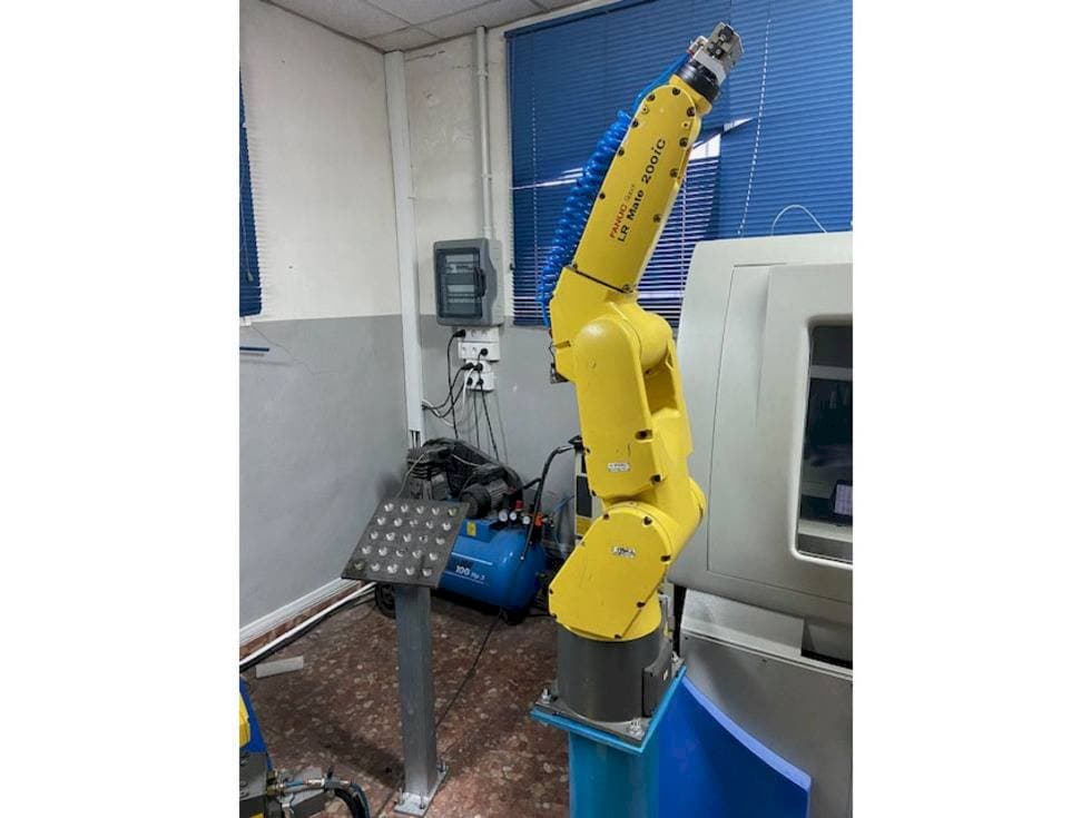 Front view of FANUC LR MATE 200 ic machine