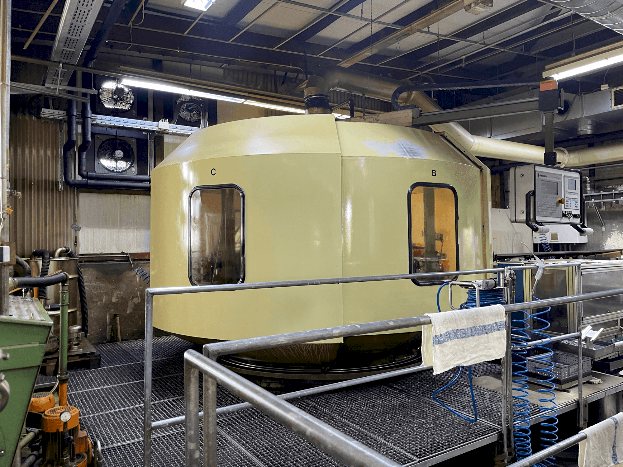 Front view of HUG RISMAT 157 G-16 F48  machine