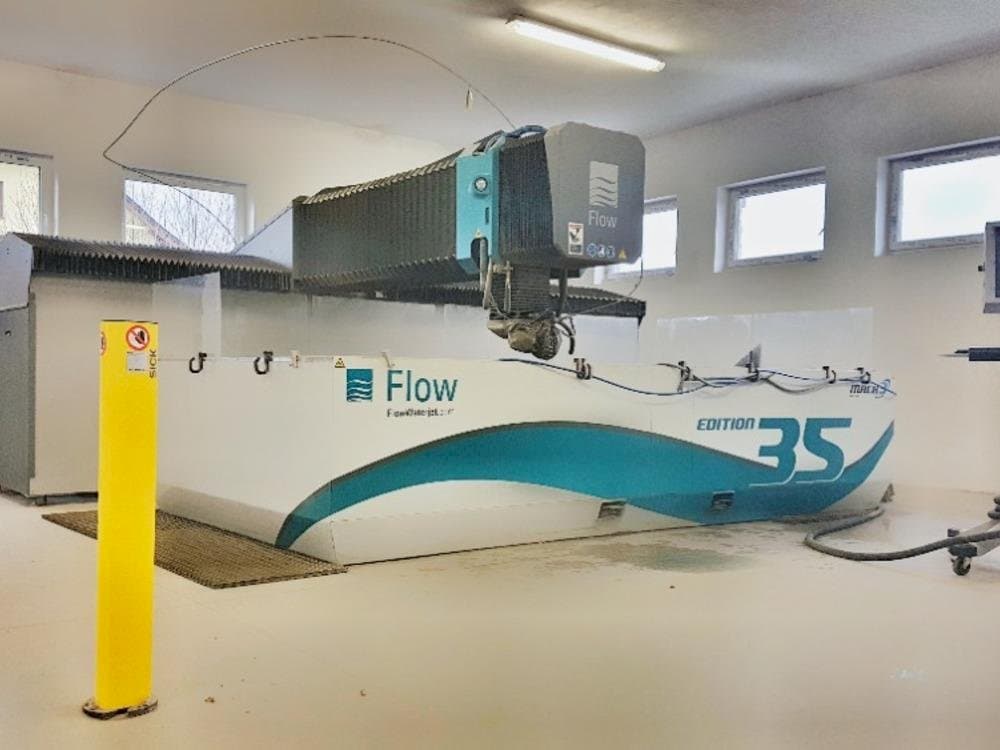 Front view of Flow MACH 3-4020b Edition 35 machine