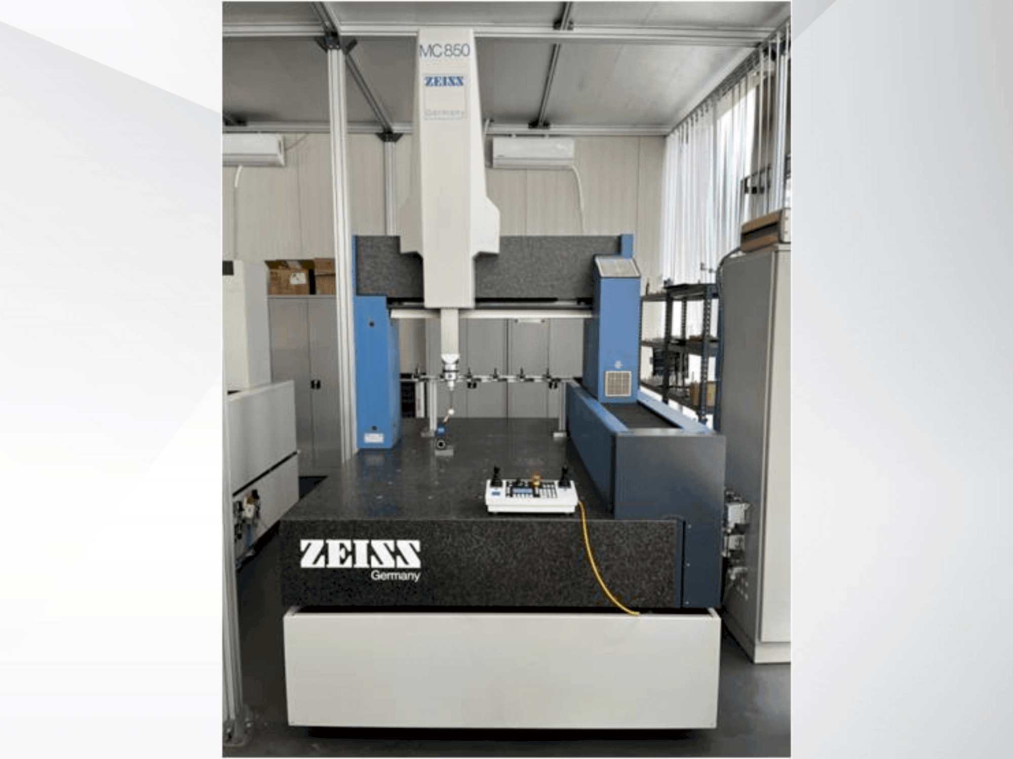 Front view of ZEISS MC 850 machine