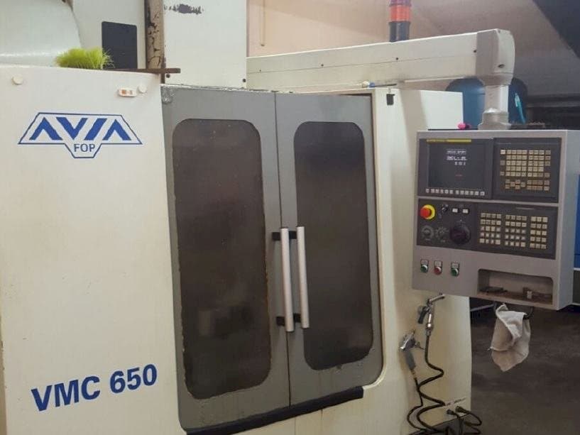 Front view of Avia VMC 650 machine