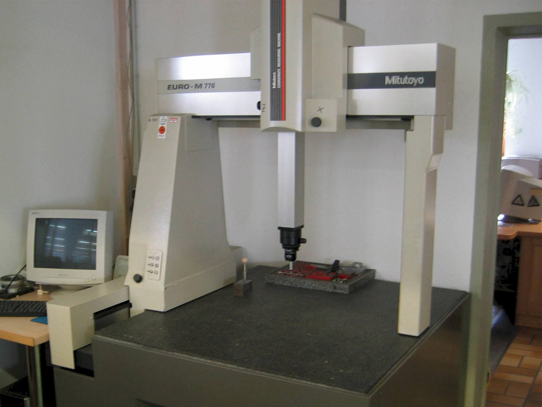 Front view of Mitutoyo Messmaschine Euro M machine