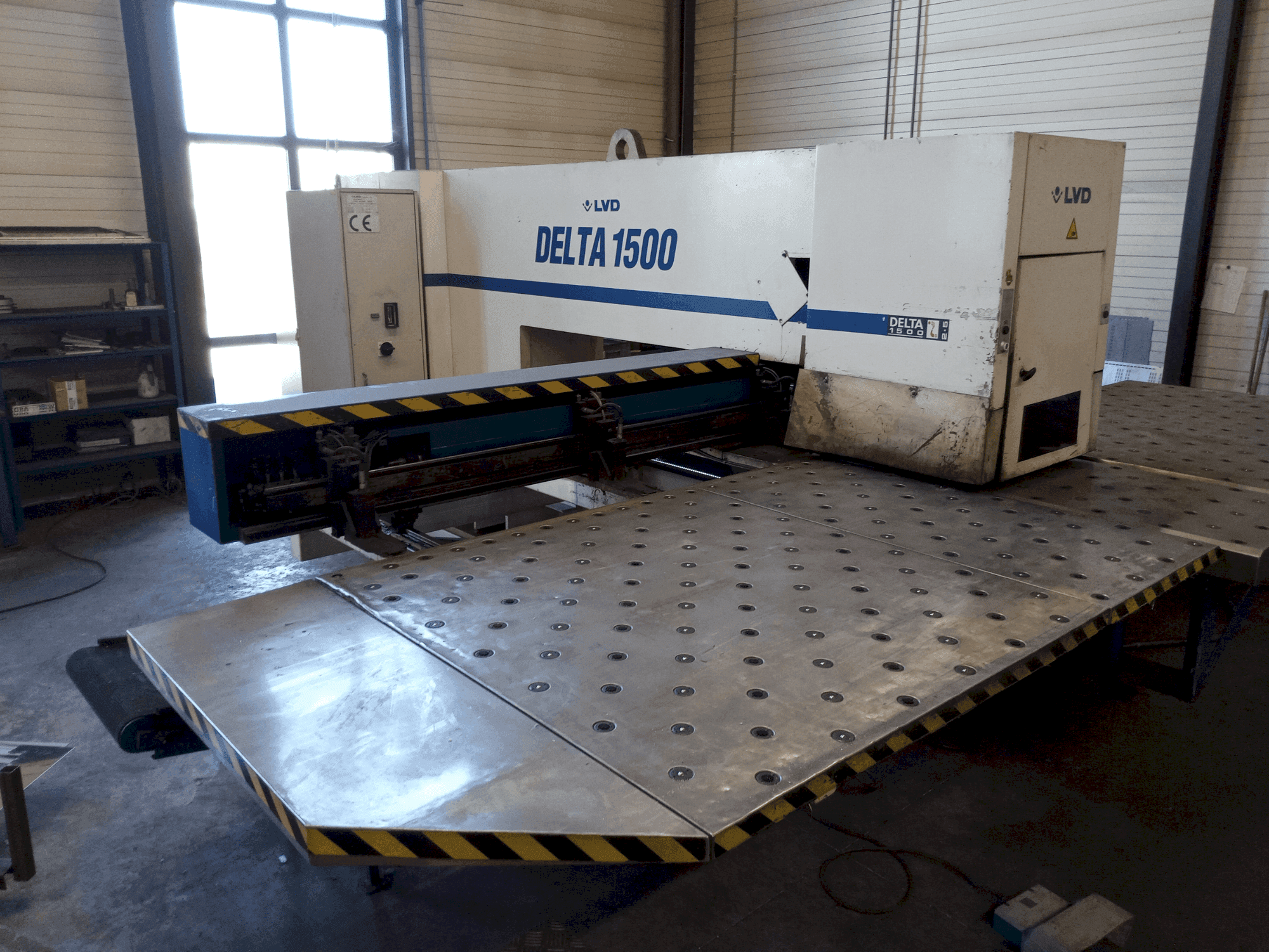 Front view of LVD DELTA 1500 LB  machine