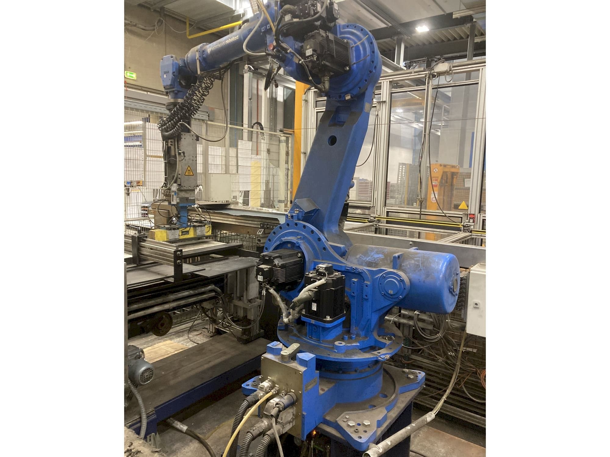 Front view of Yaskawa Motoman ES165 machine