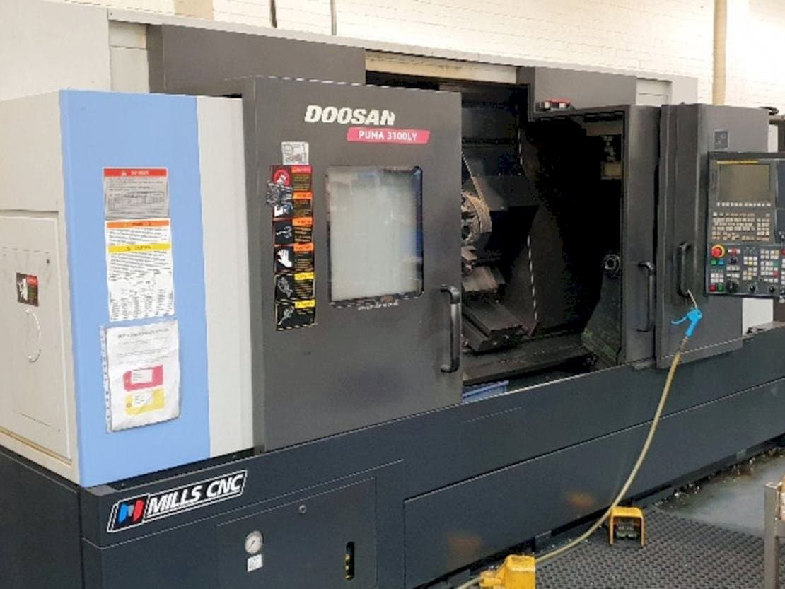 Front view of Doosan Puma 3100LY machine