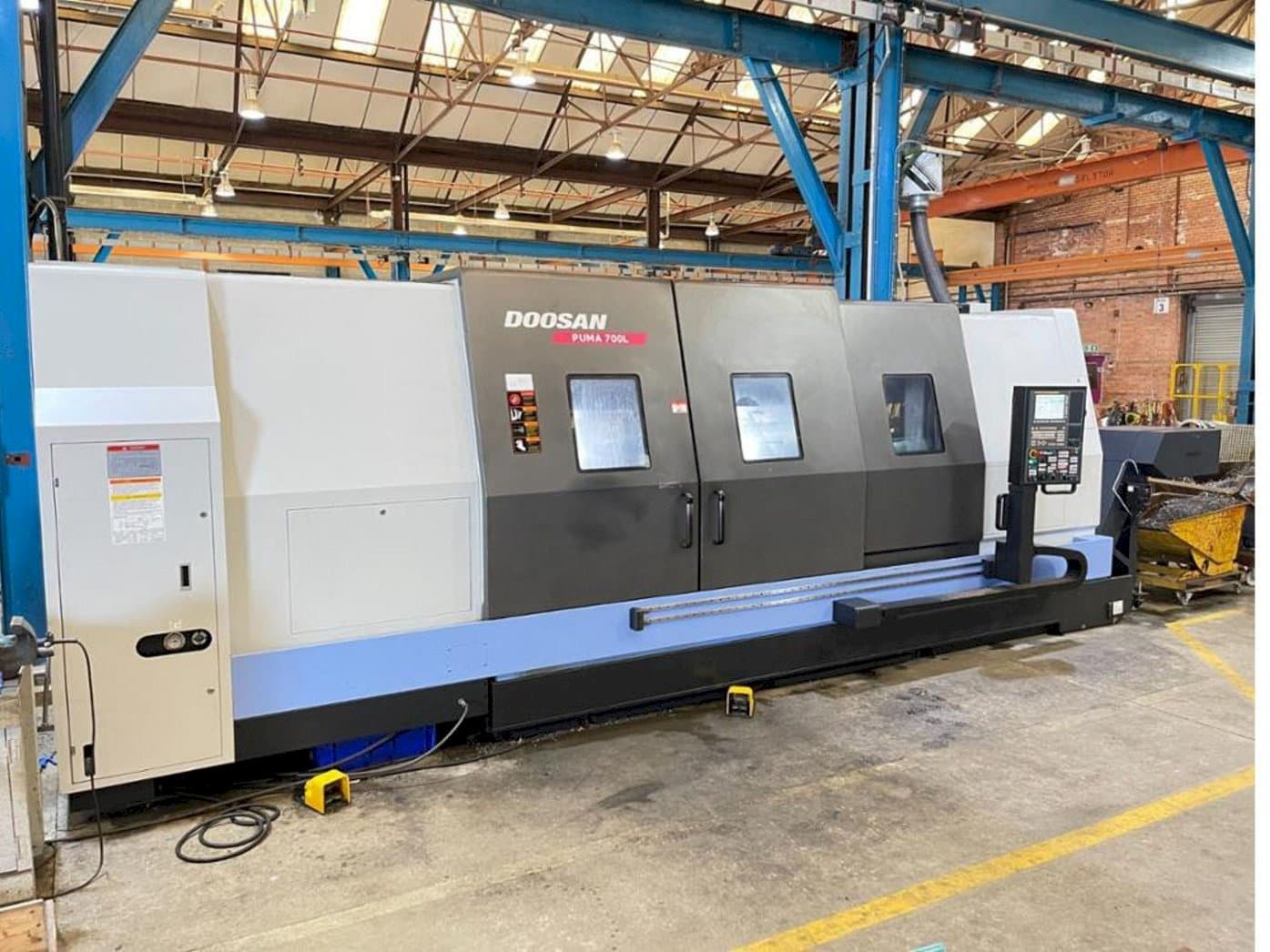 Front view of Doosan Puma 700L machine