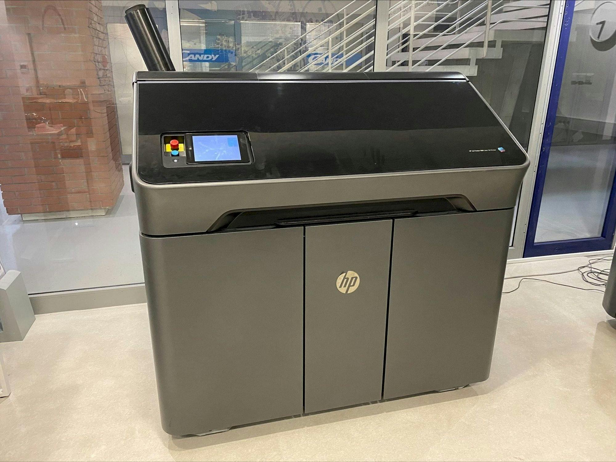 Front view of HP Jet Fusion 580 Color 3D printer M2K85A  machine