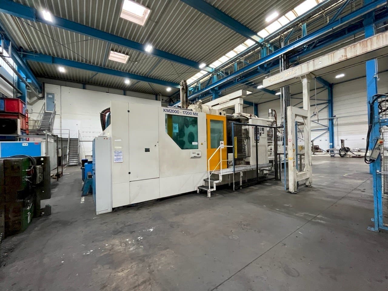 Front view of Krauss Maffei KM 2000 17200 MX machine