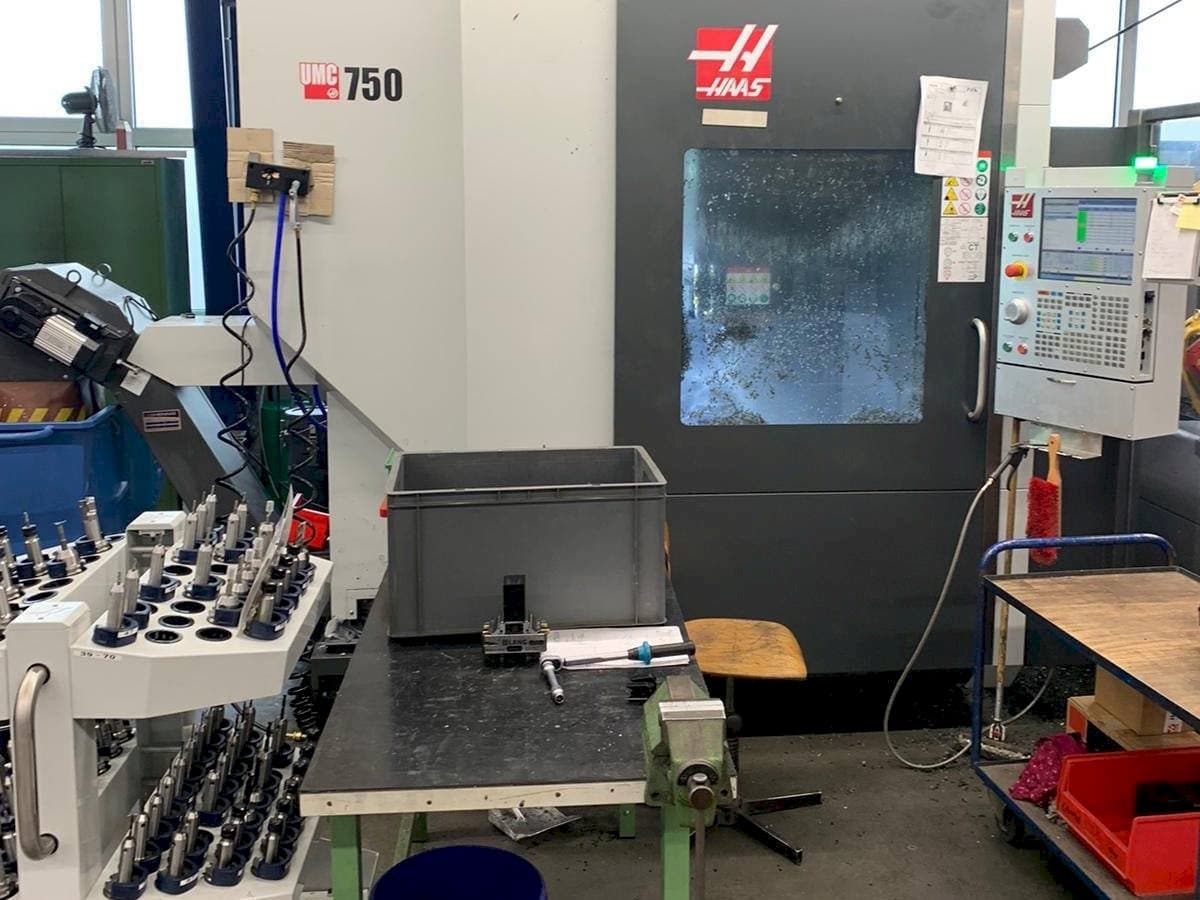 Front view of HAAS UMC - 750 machine