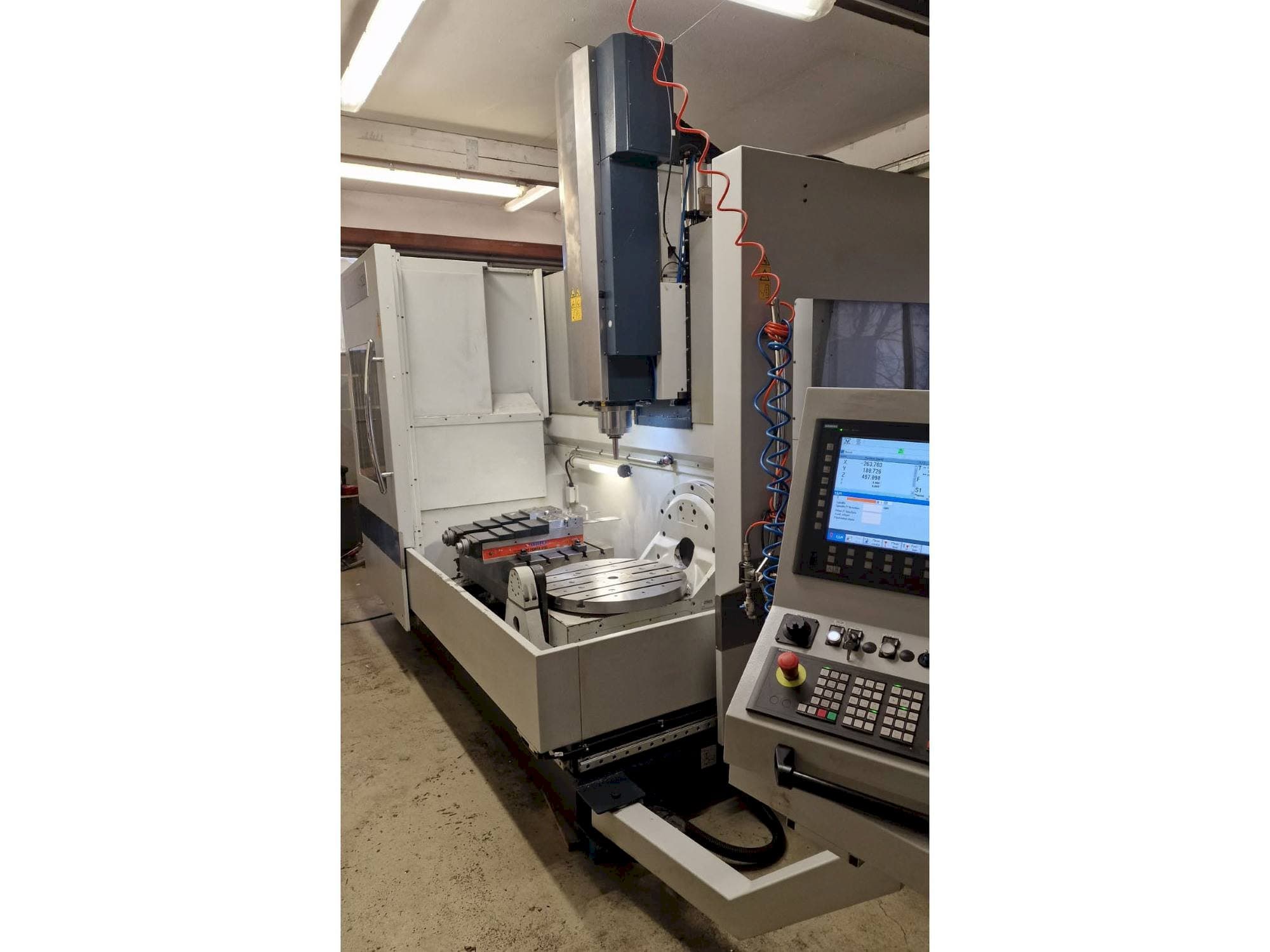 Front view of SPINNER U5 1520 machine