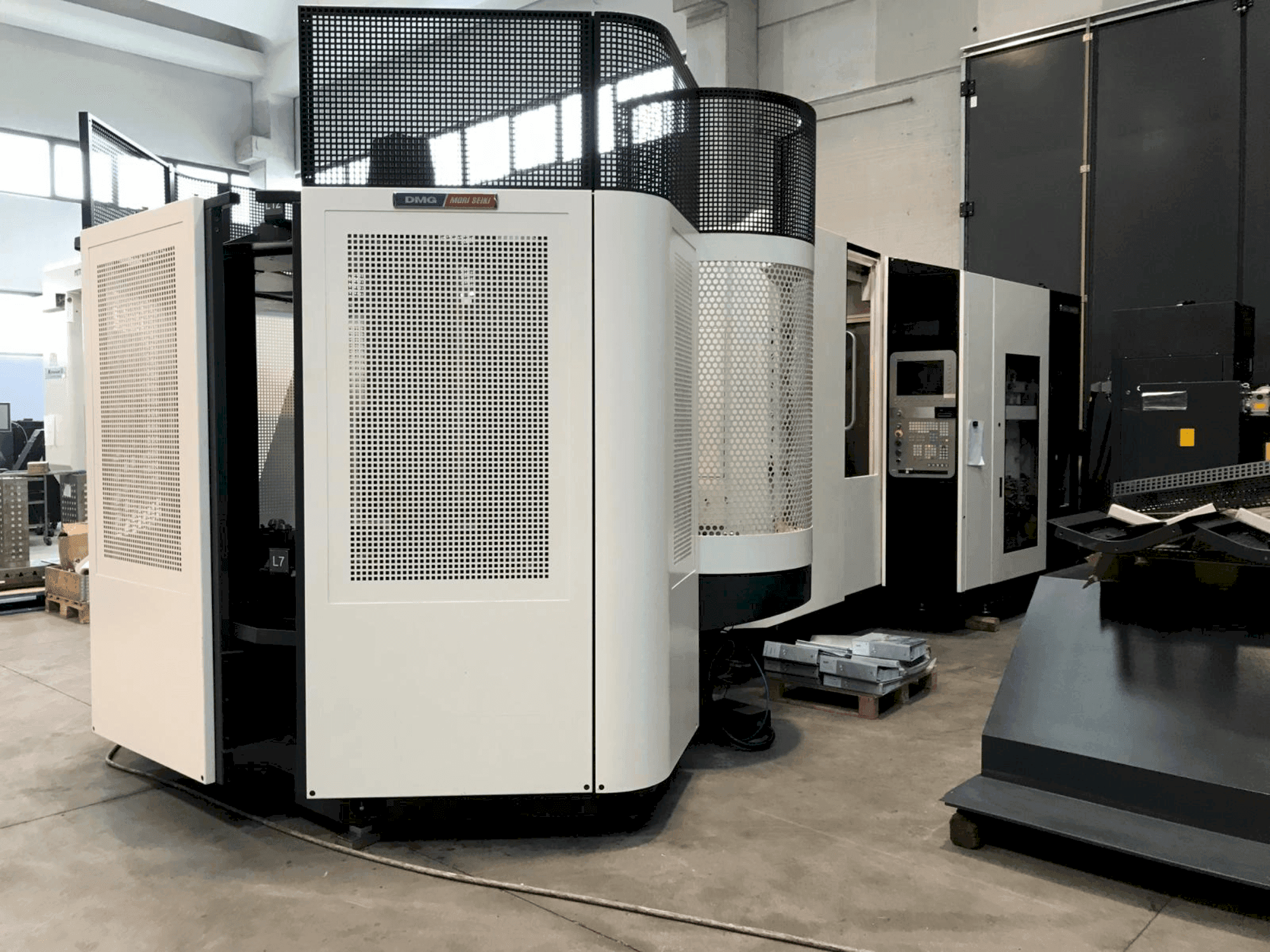 Front view of DMG DECKEL MAHO DMC 60H Linear machine